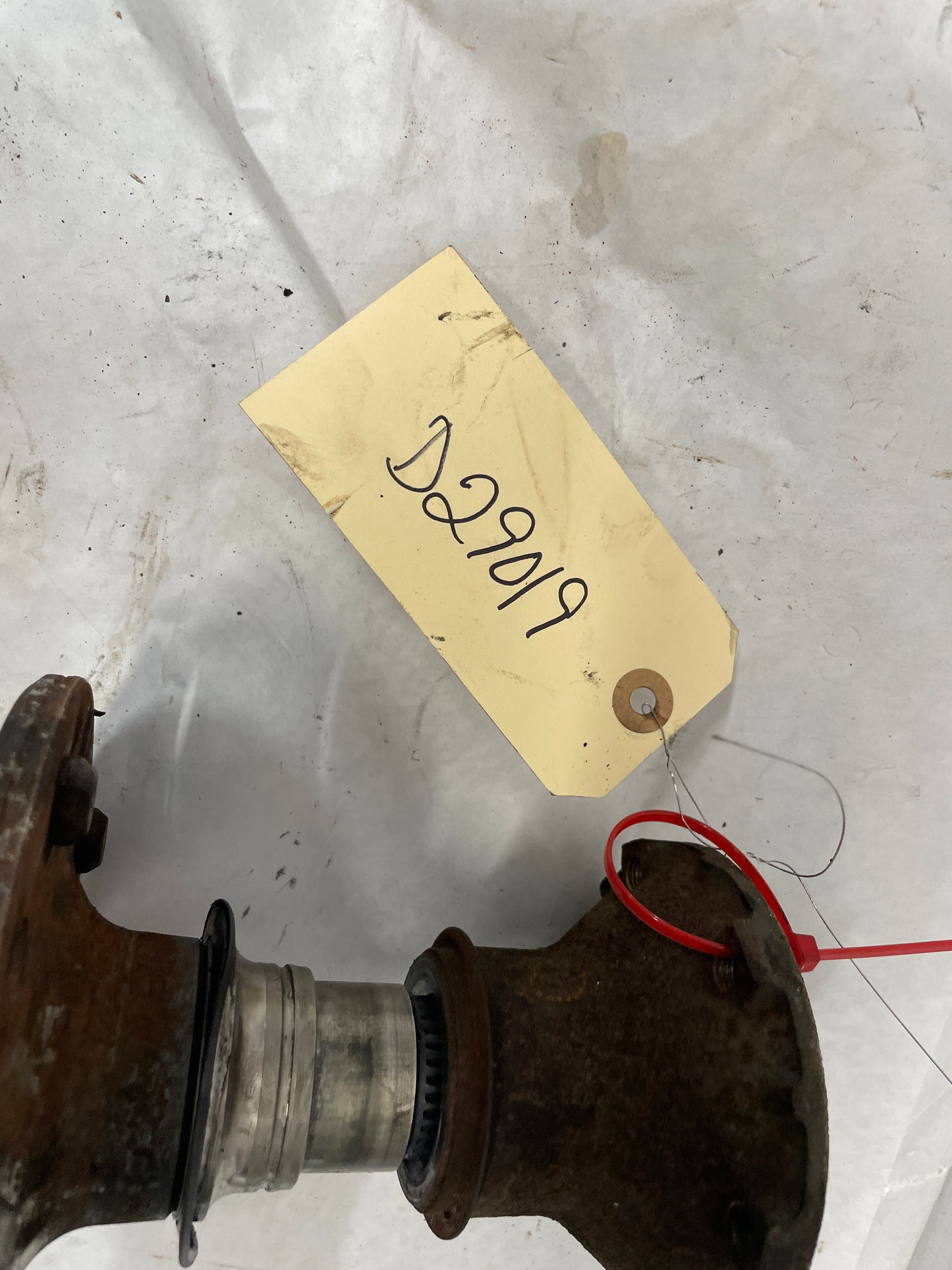 2006 Pontiac GTO RH Passenger Rear Suspension Wheel Axle Flange Hub OEM