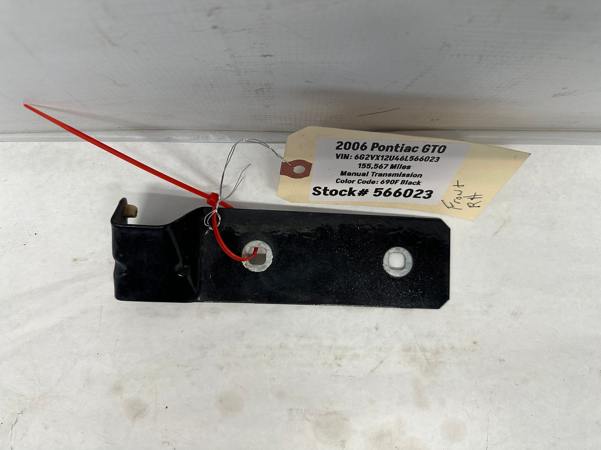 2006 Pontiac GTO RH Passenger Fender Side Skirt Rocker Molding Bracket OEM - Day's Parts Yard