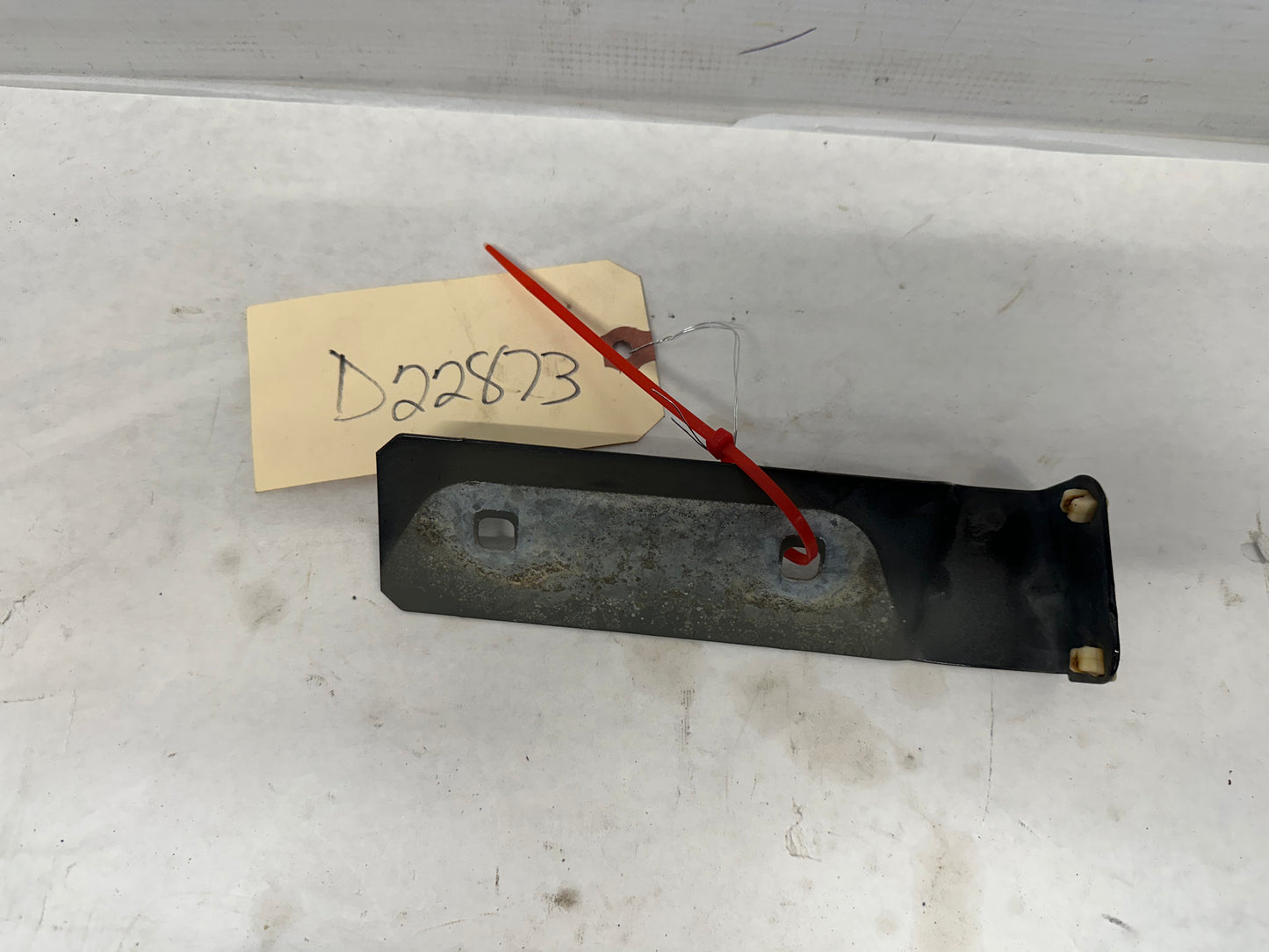 2006 Pontiac GTO RH Passenger Fender Side Skirt Rocker Molding Bracket OEM - Day's Parts Yard