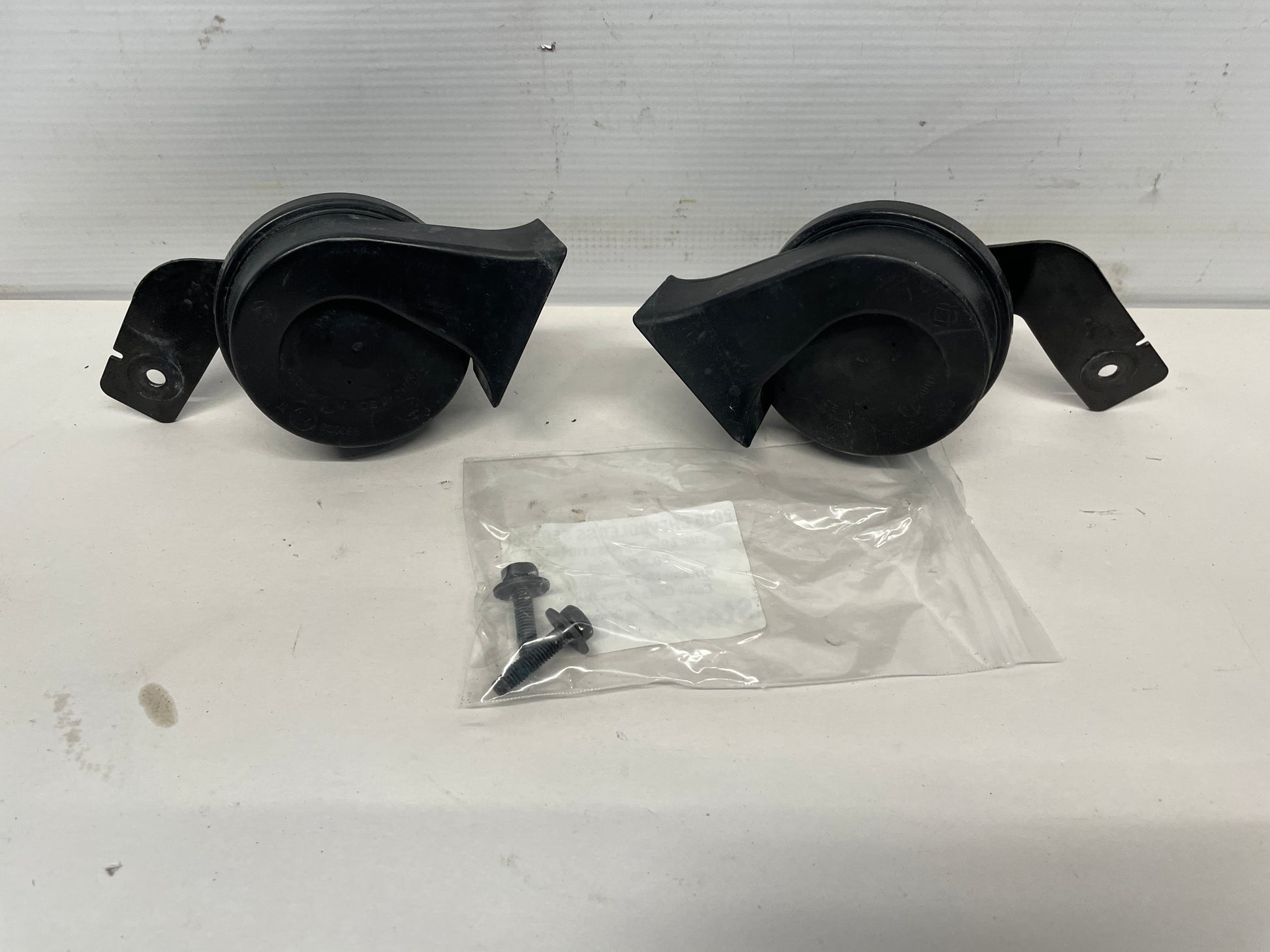 2015 Chevy SS Sedan High & Low Horns w/ Brackets OEM - Day's Parts Yard