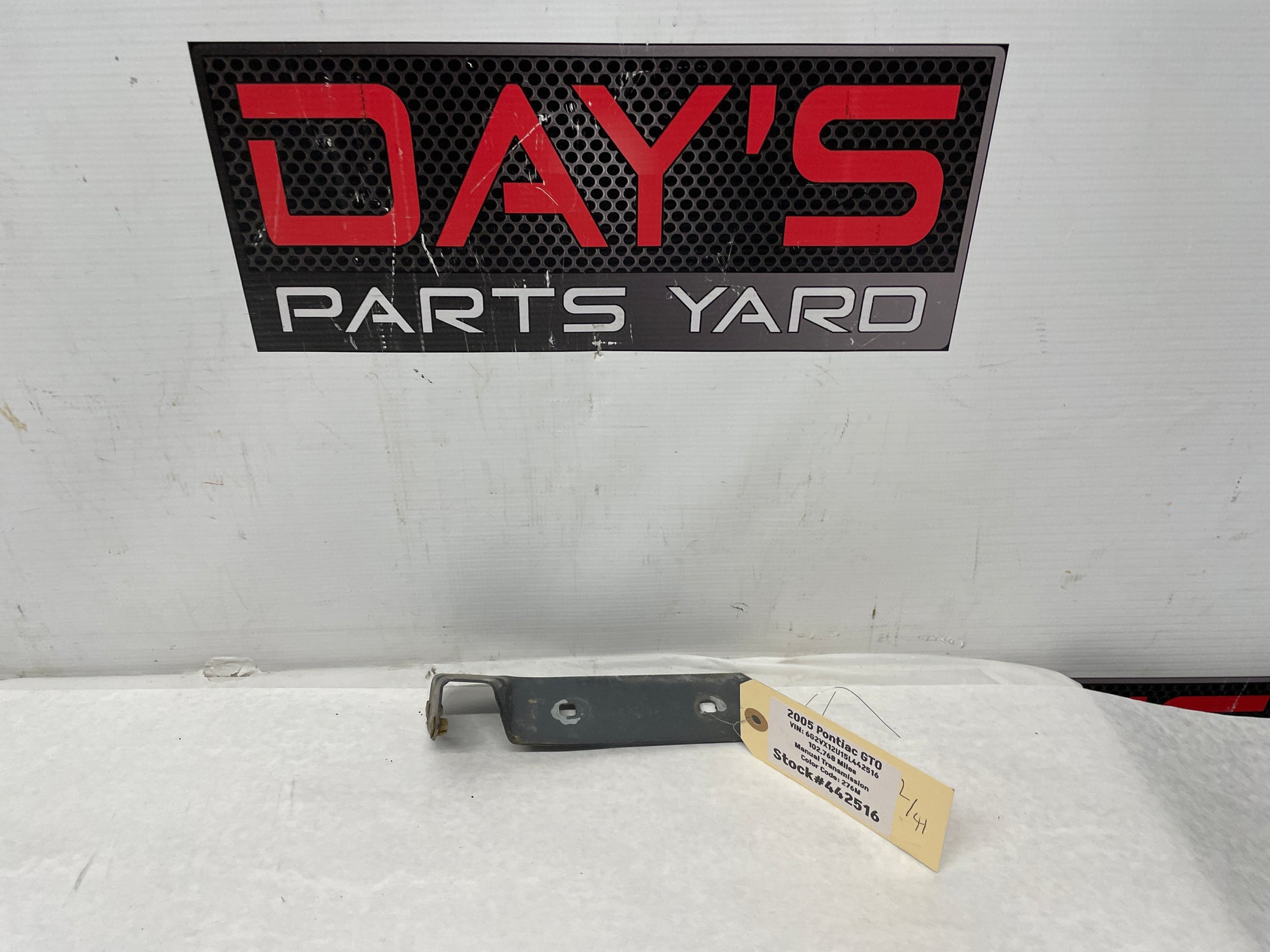2005 Pontiac GTO LH Driver Fender Side Skirt Rocker Molding Support Bracket OEM - Day's Parts Yard