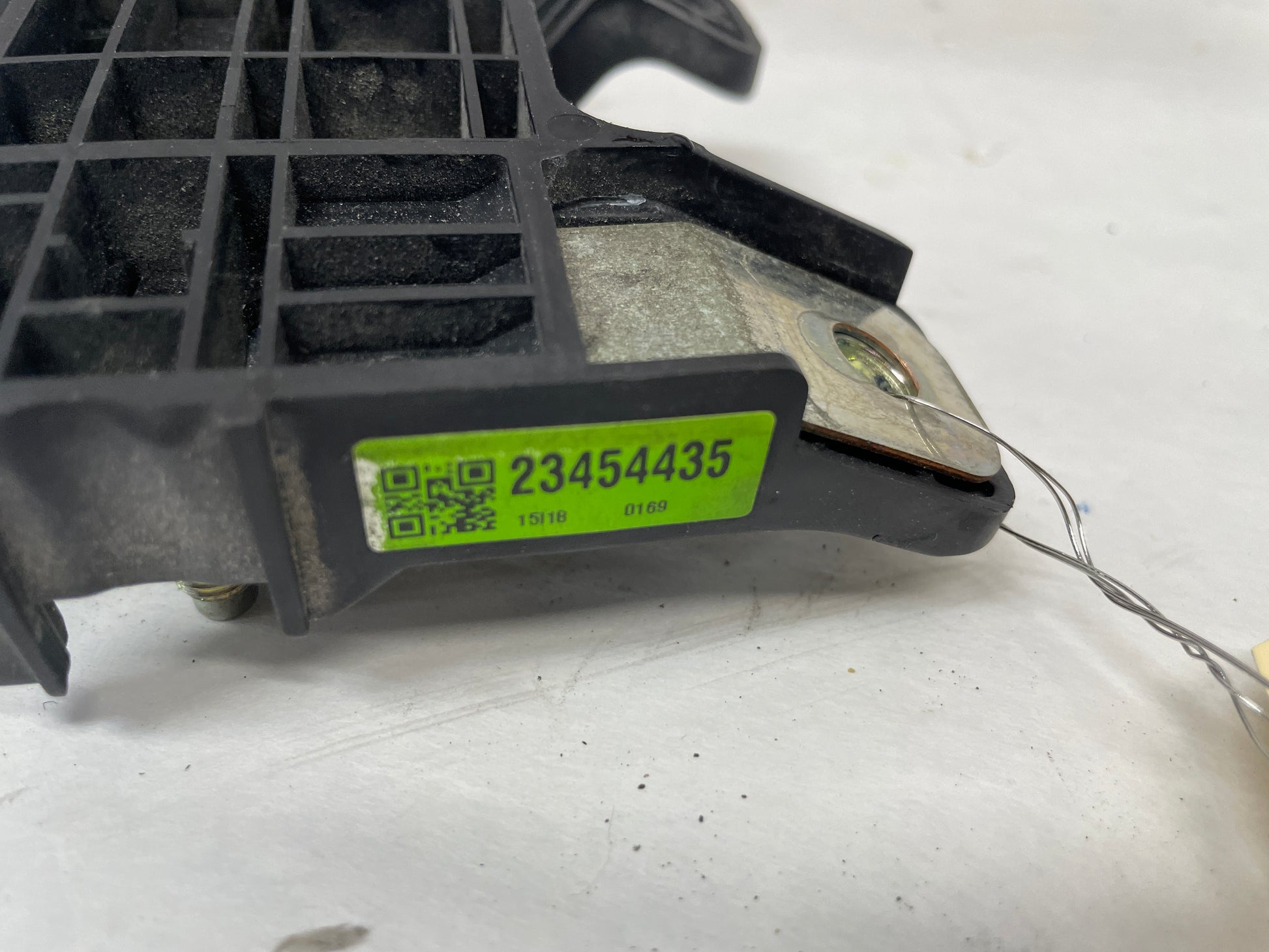 2016 Cadillac ATS-V Coupe Battery Distribution Engine Compartment Fuse Block OEM - Day's Parts Yard