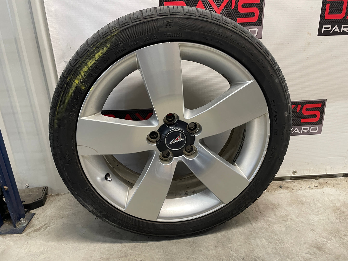 2009 Pontiac G8 GT Factory 19x8 OEM Wheels & Tires