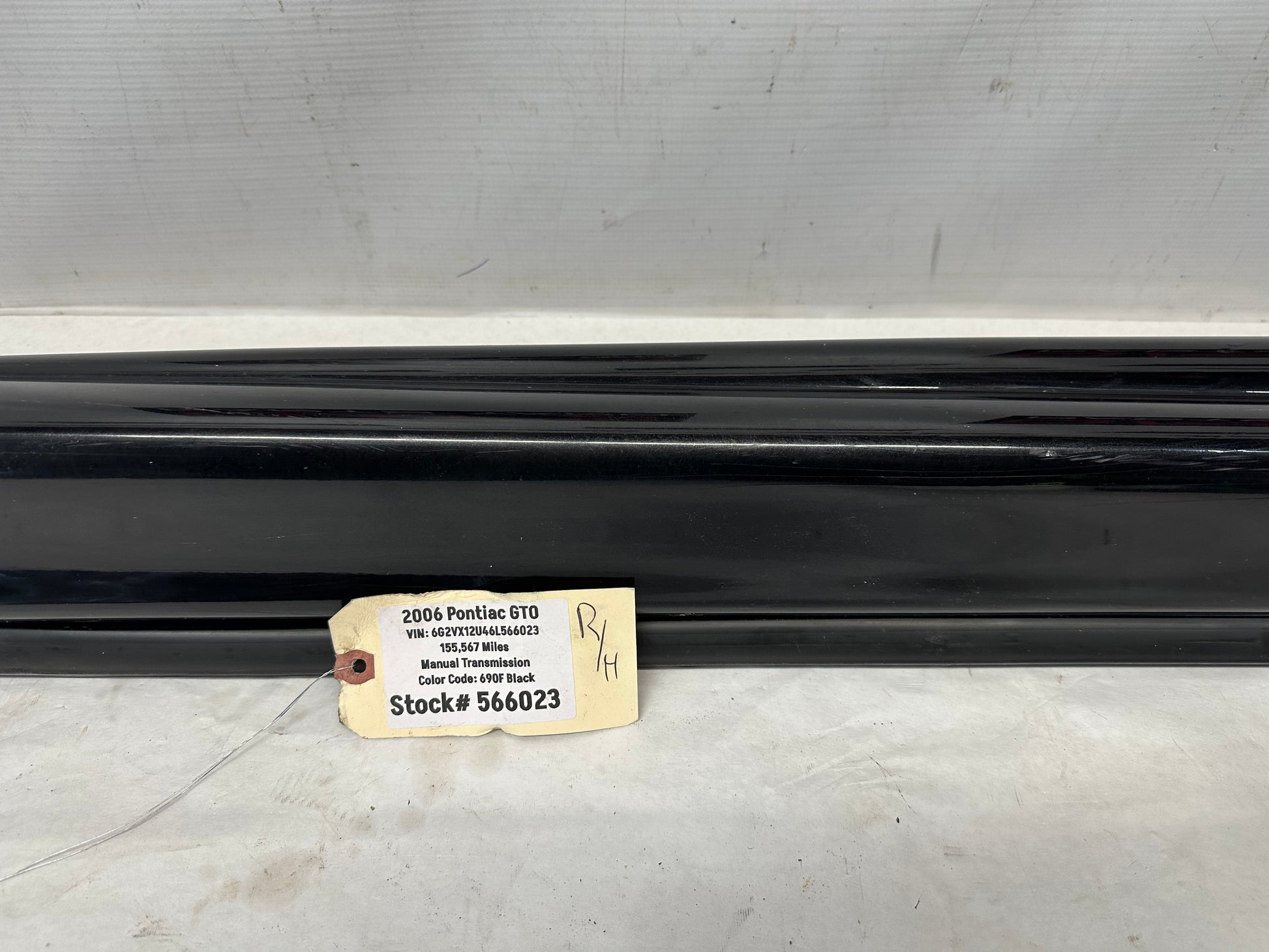 2006 Pontiac GTO RH Passenger Rocker Molding Side Skirt Trim Panel OEM - Day's Parts Yard