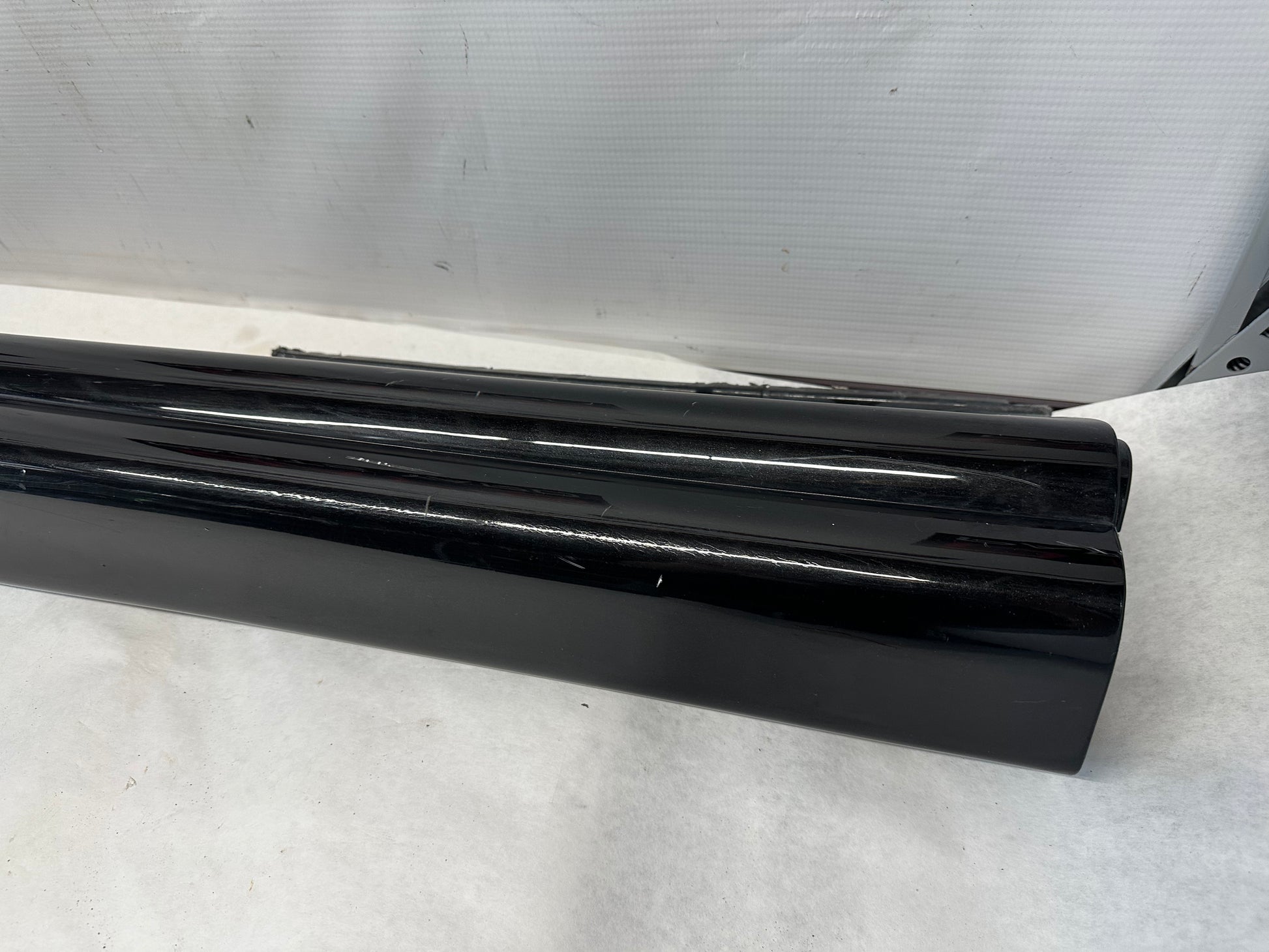 2006 Pontiac GTO RH Passenger Rocker Molding Side Skirt Trim Panel OEM - Day's Parts Yard