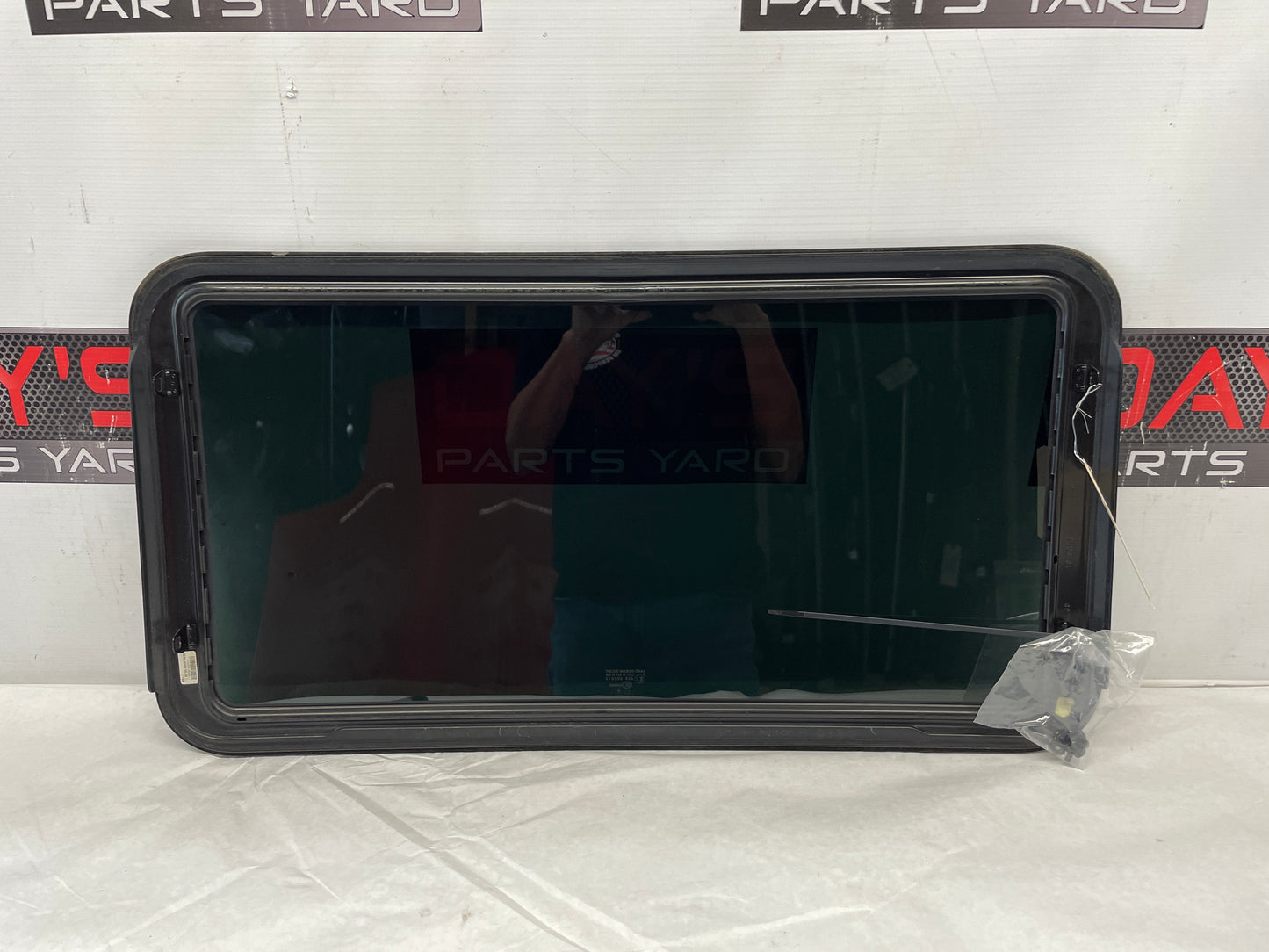 2014 Chevy SS Sedan Sun Moon Roof Glass OEM - Day's Parts Yard