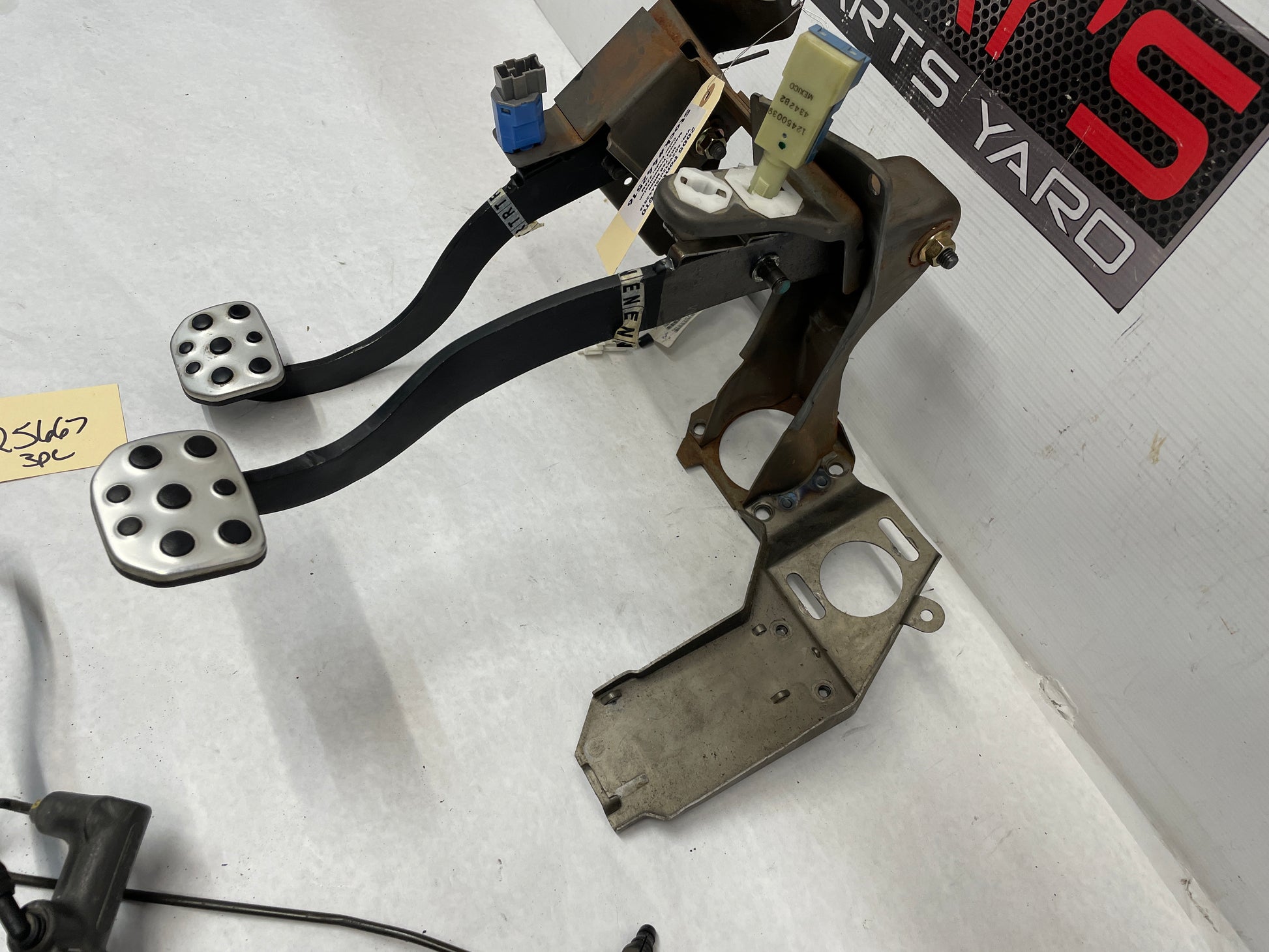 2005 Pontiac GTO Manual Brake & Clutch Pedal Assembly w/ Hydraulics OEM - Day's Parts Yard