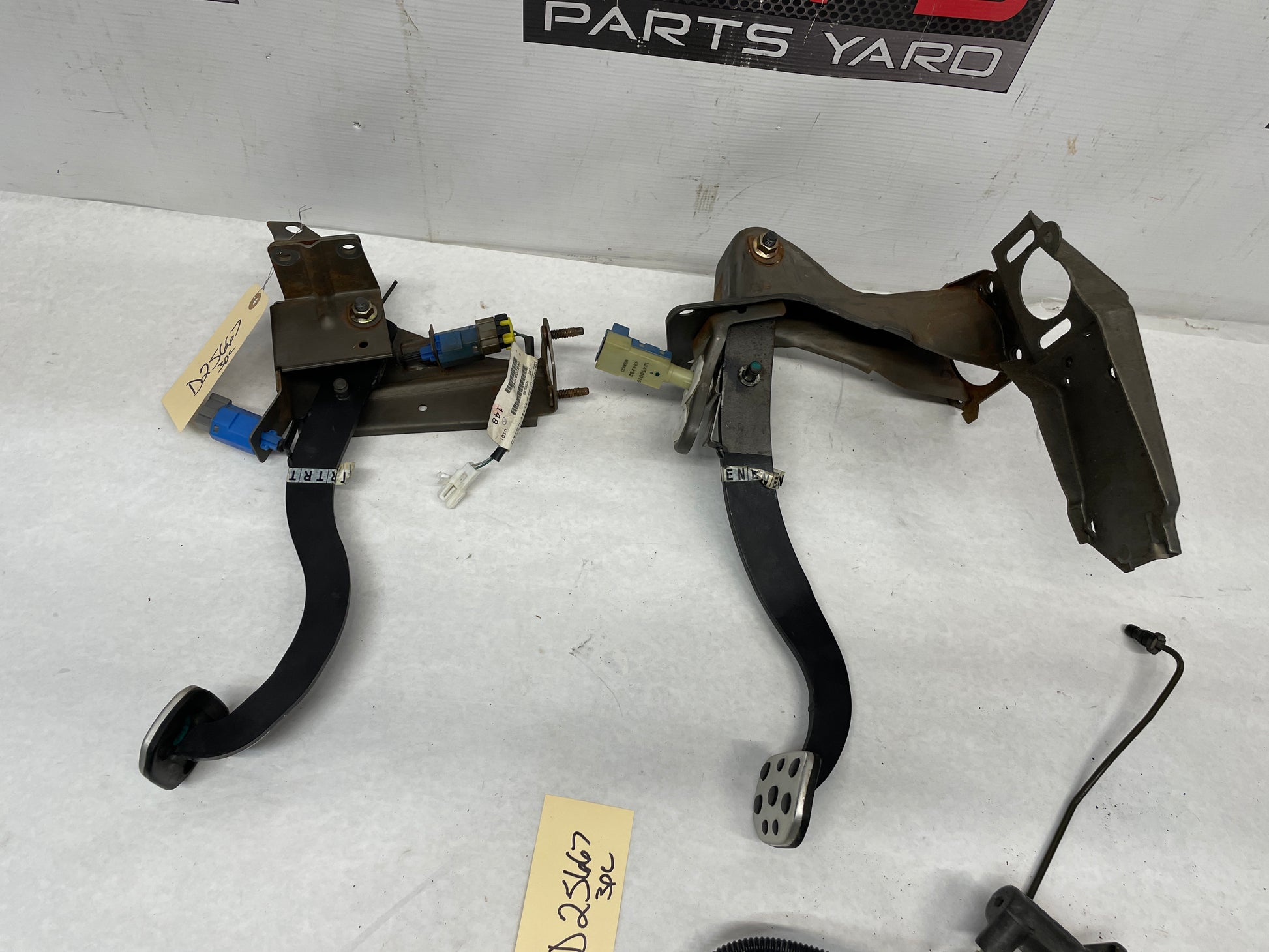2005 Pontiac GTO Manual Brake & Clutch Pedal Assembly w/ Hydraulics OEM - Day's Parts Yard