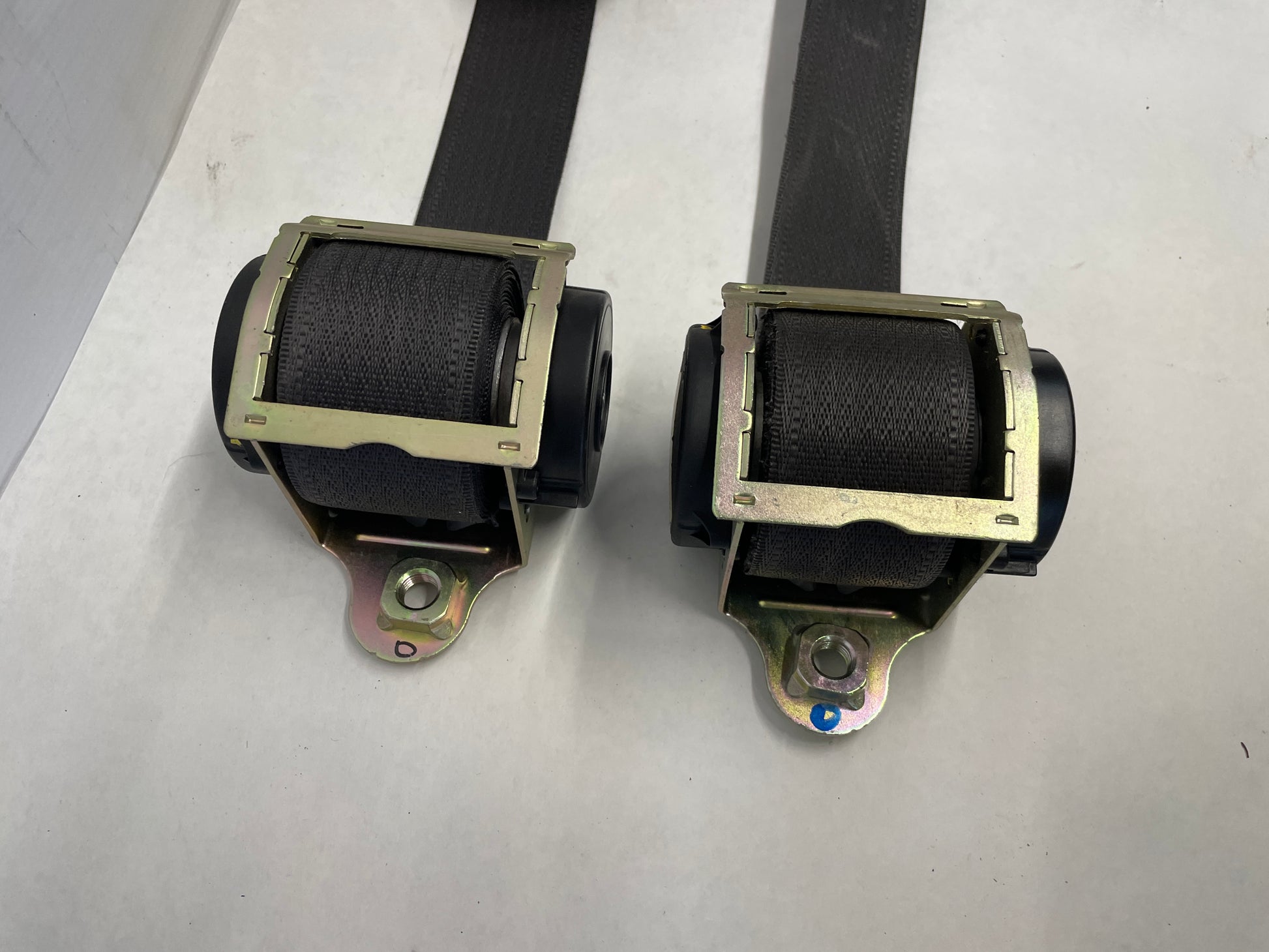 2006 Pontiac GTO LH & RH Front Seat Belts Retractors OEM - Day's Parts Yard