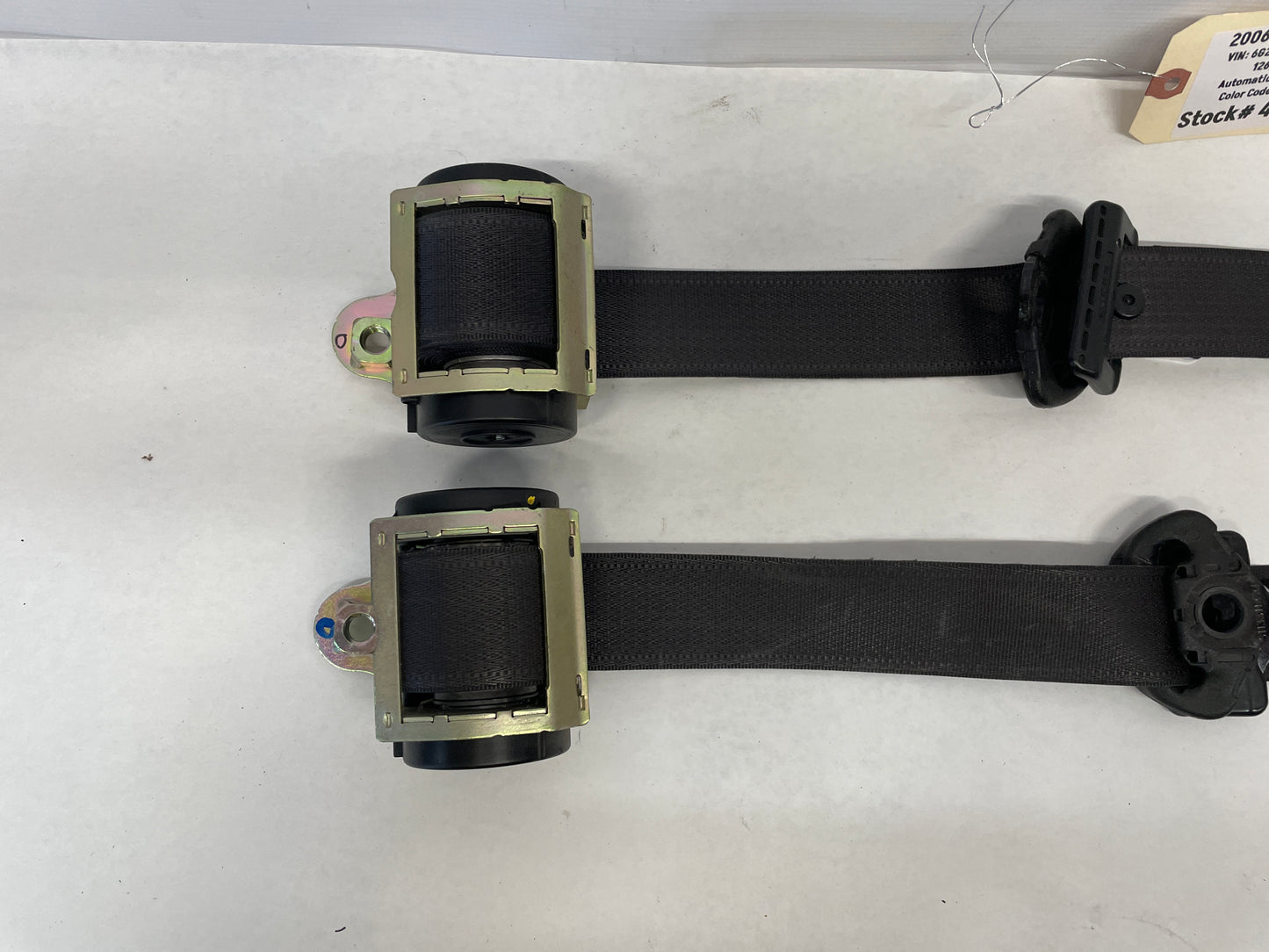 2006 Pontiac GTO LH & RH Front Seat Belts Retractors OEM - Day's Parts Yard