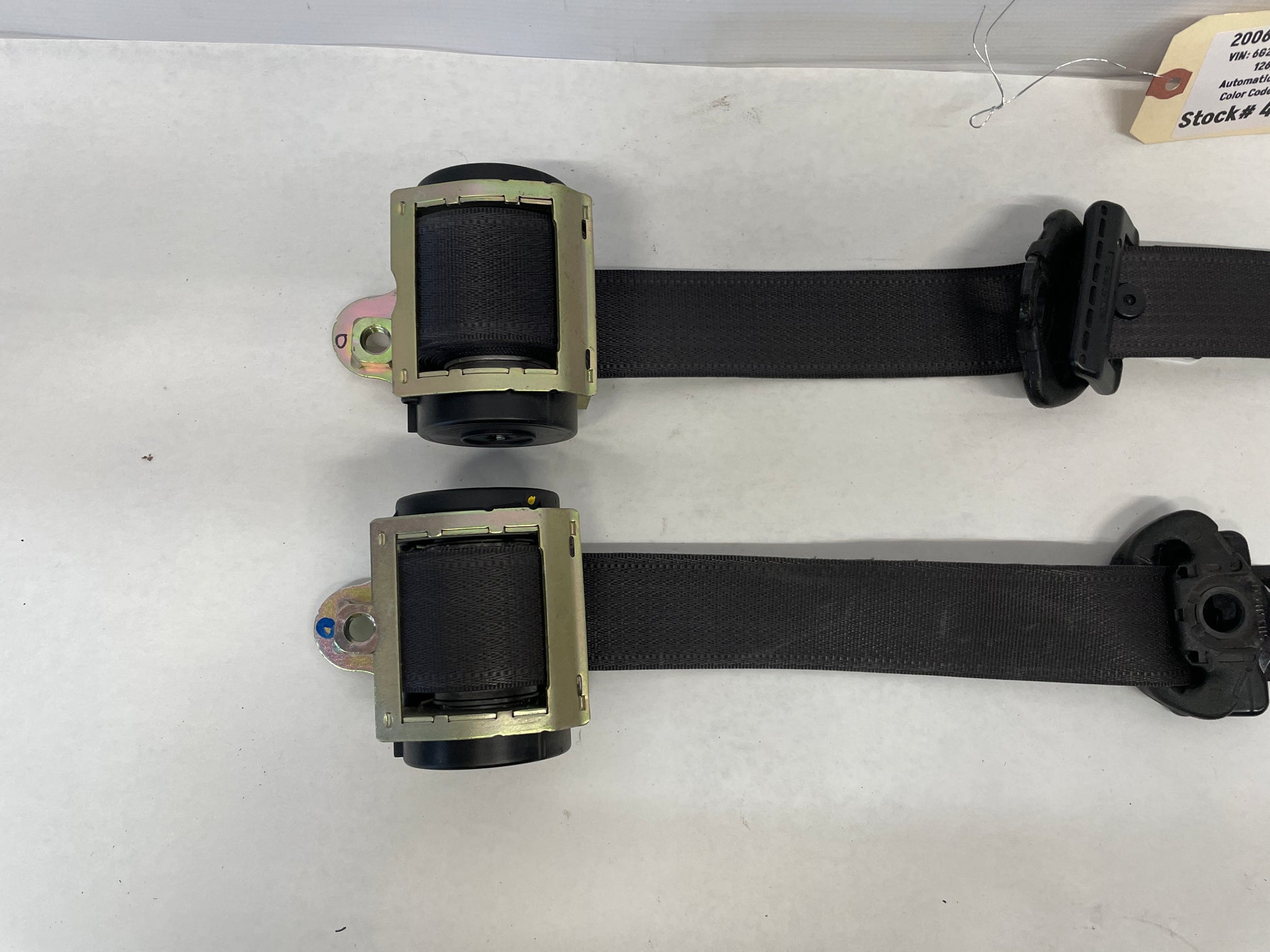 2006 Pontiac GTO LH & RH Front Seat Belts Retractors OEM - Day's Parts Yard