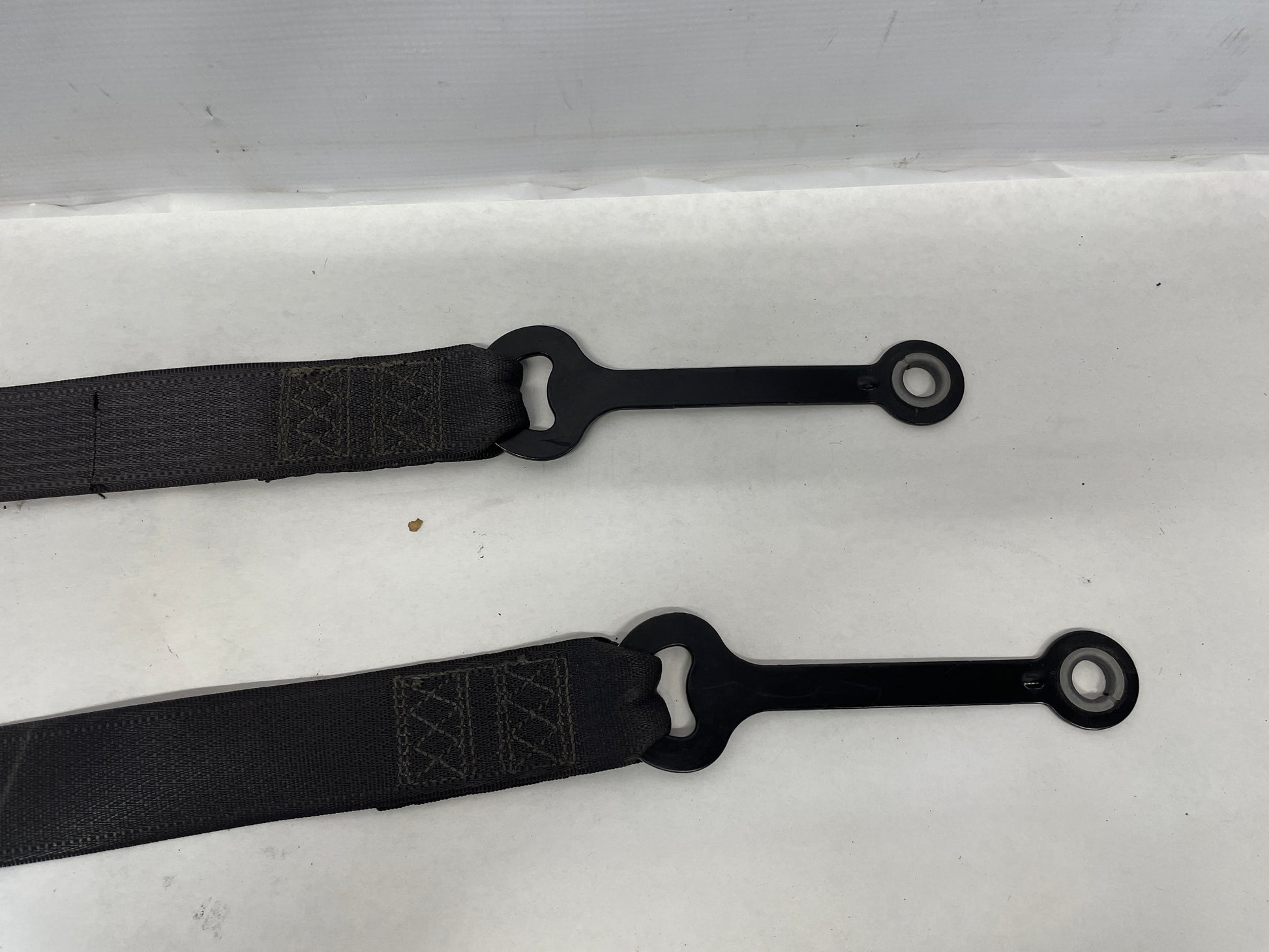 2006 Pontiac GTO LH & RH Front Seat Belts Retractors OEM - Day's Parts Yard