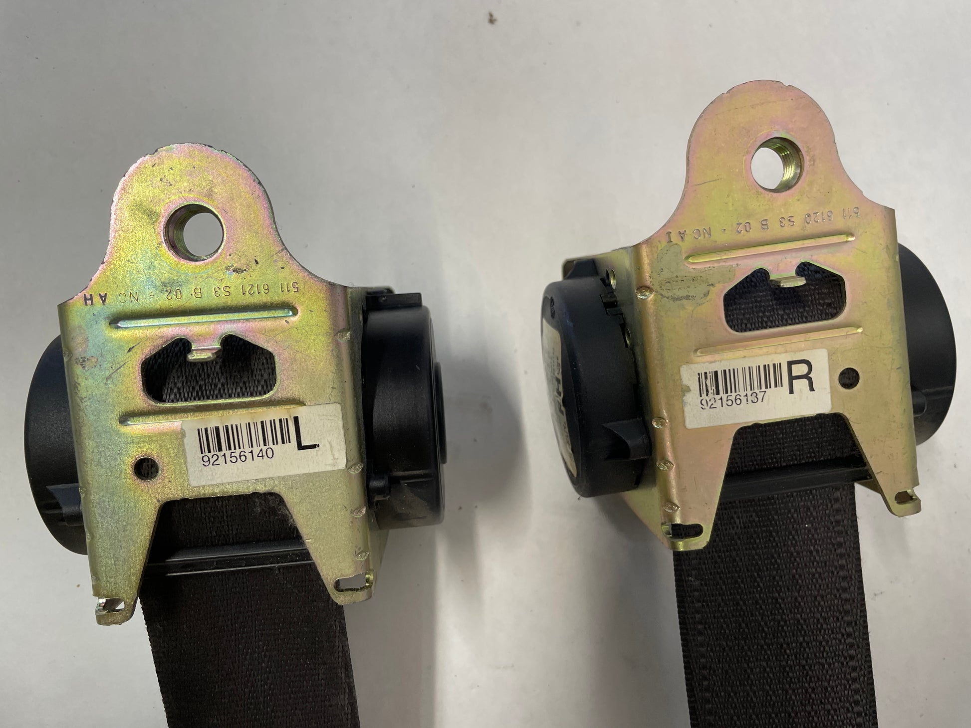 2006 Pontiac GTO LH & RH Front Seat Belts Retractors OEM - Day's Parts Yard