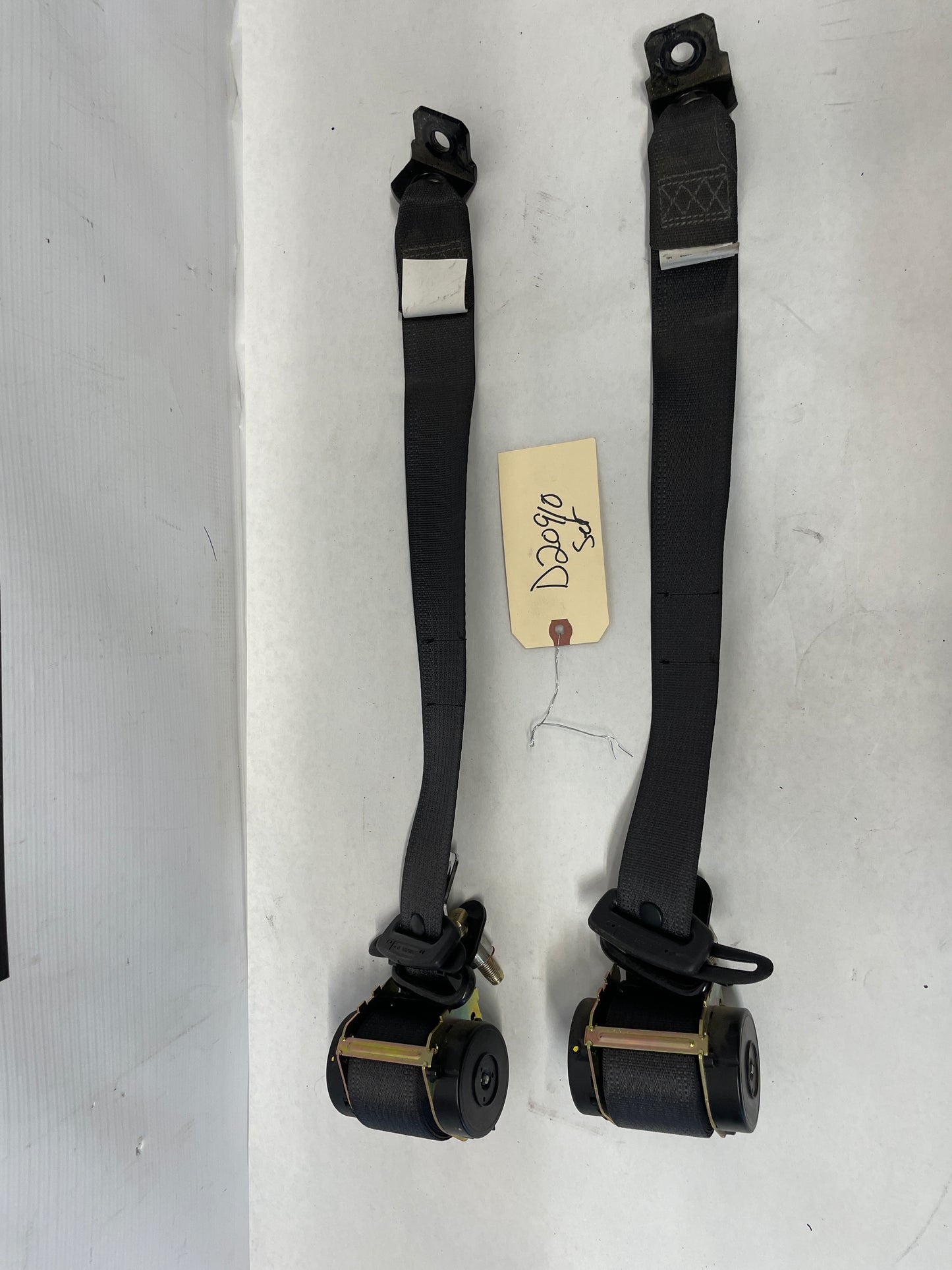 2006 Pontiac GTO RH & LH Rear Seat Belt Seatbelt Retractors OEM - Day's Parts Yard