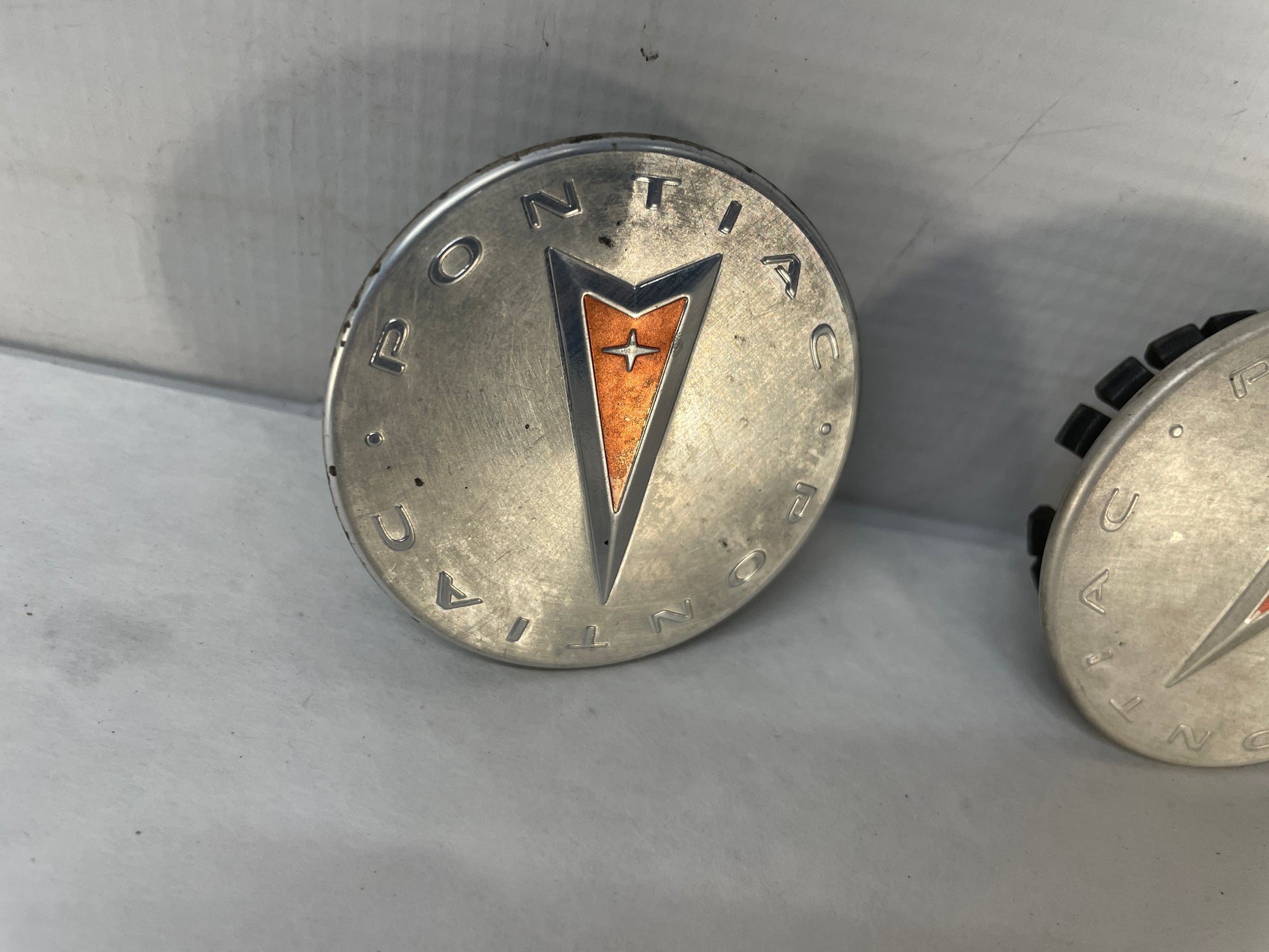 2009 Pontiac G8 Bonneville Vibe Center Wheel Caps Set OEM - Day's Parts Yard