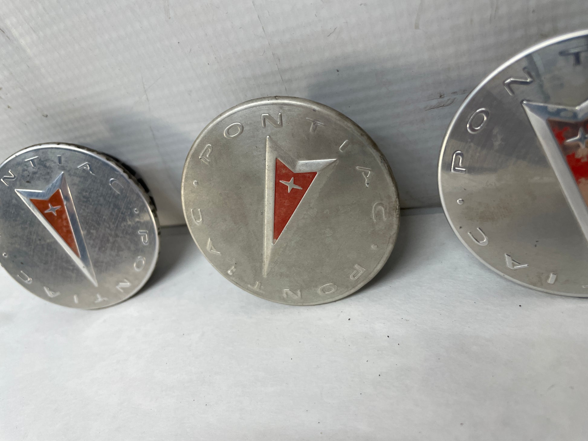 2009 Pontiac G8 Bonneville Vibe Center Wheel Caps Set OEM - Day's Parts Yard