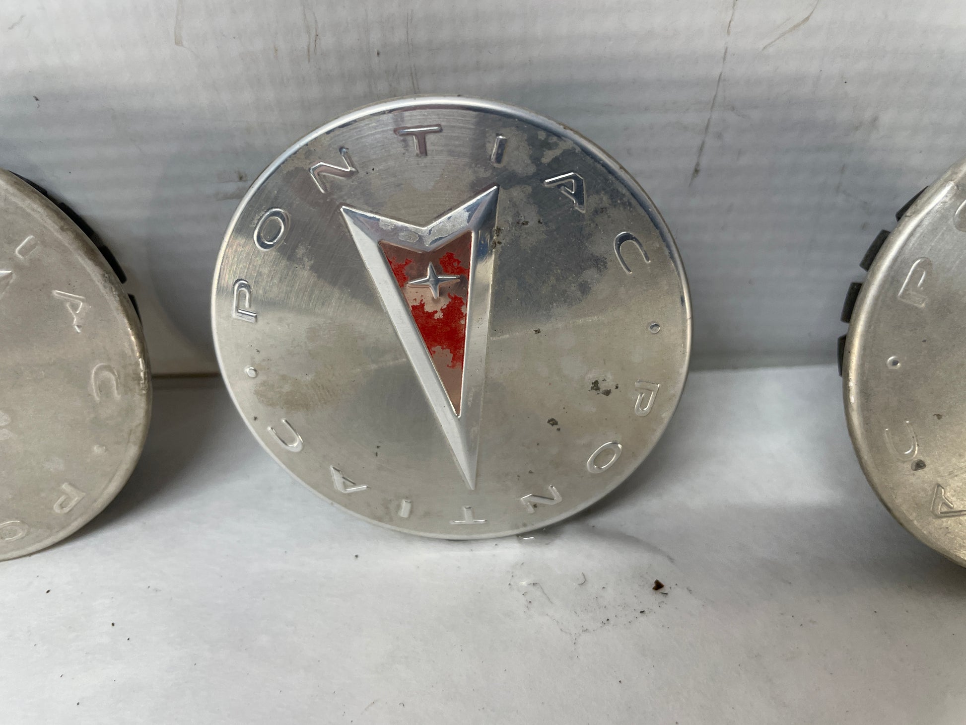 2009 Pontiac G8 Bonneville Vibe Center Wheel Caps Set OEM - Day's Parts Yard