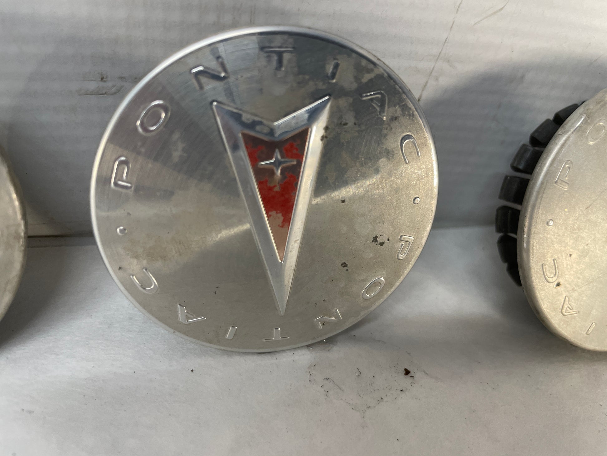 2009 Pontiac G8 Bonneville Vibe Center Wheel Caps Set OEM - Day's Parts Yard