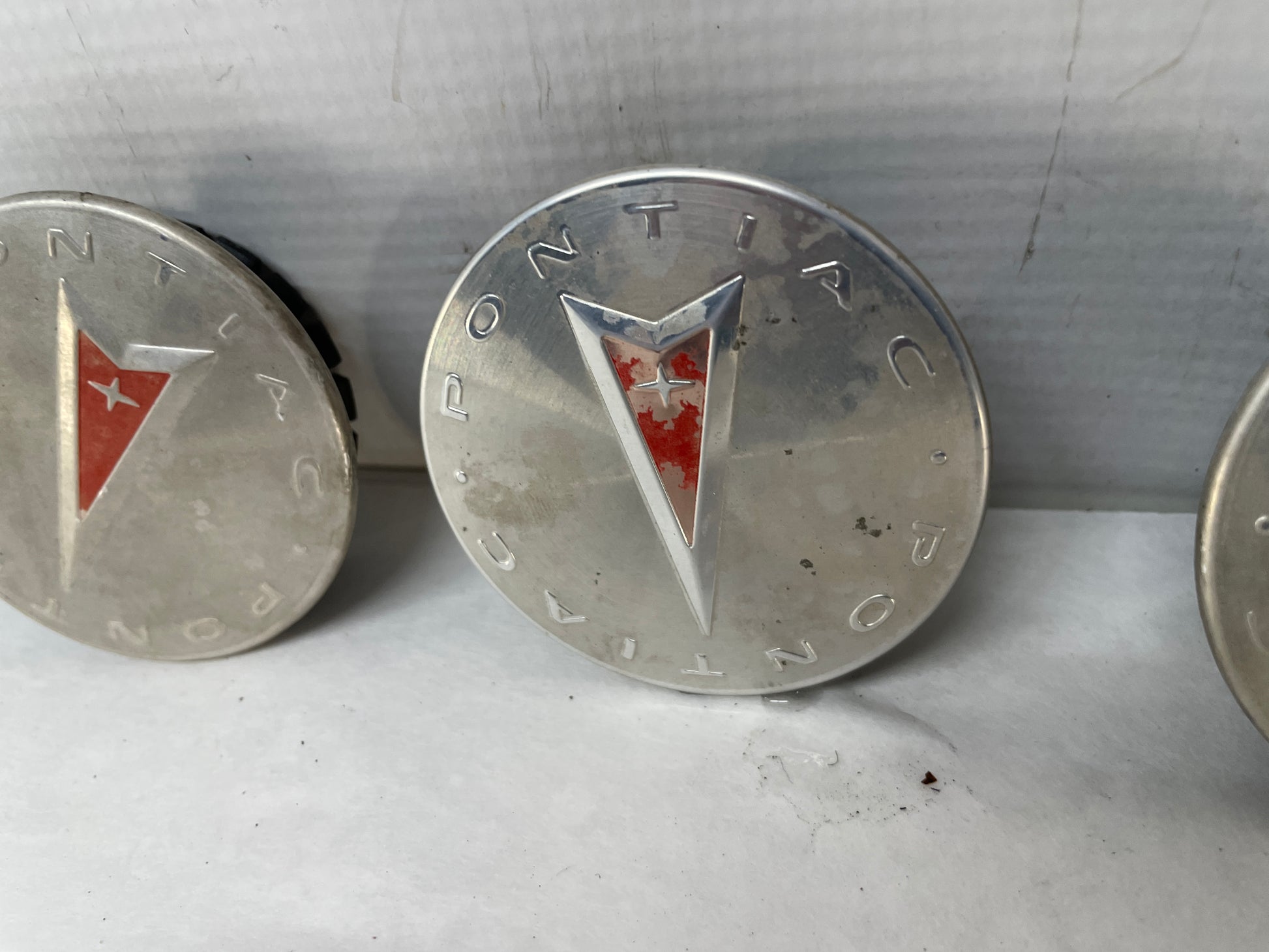 2009 Pontiac G8 Bonneville Vibe Center Wheel Caps Set OEM - Day's Parts Yard