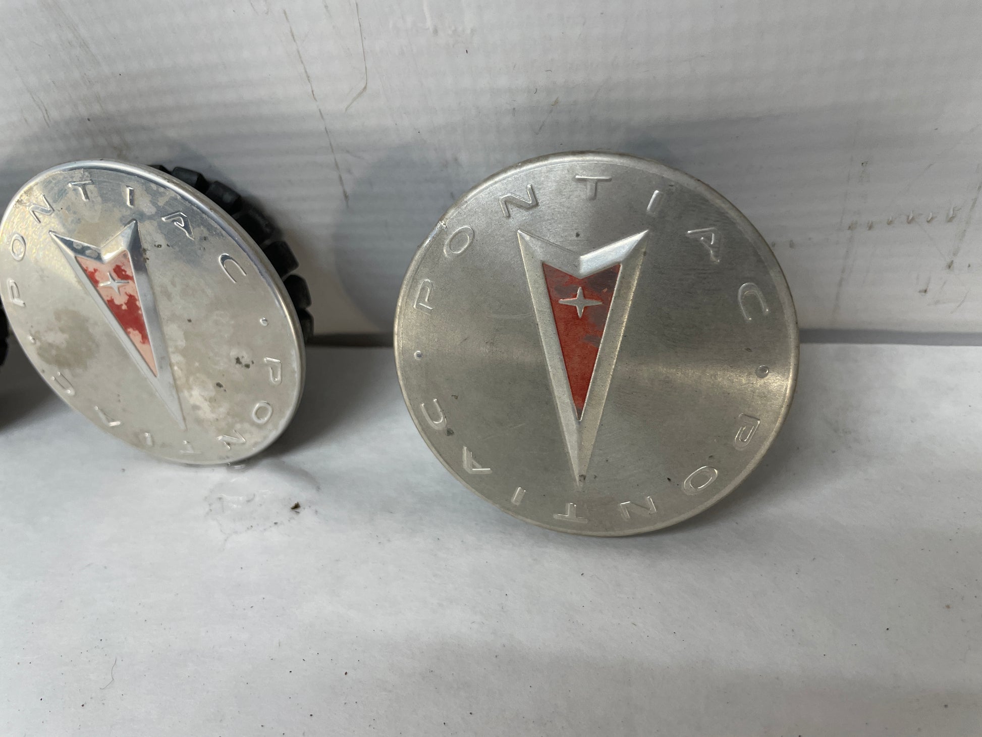 2009 Pontiac G8 Bonneville Vibe Center Wheel Caps Set OEM - Day's Parts Yard