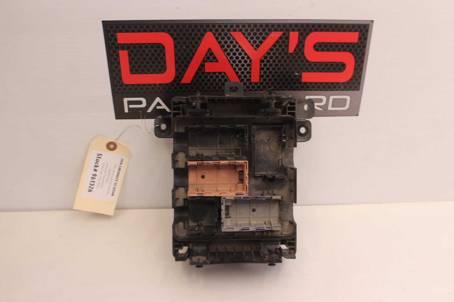 2014 Chevrolet SS Sedan Fuse Panel Retainer Block OEM - Day's Parts Yard