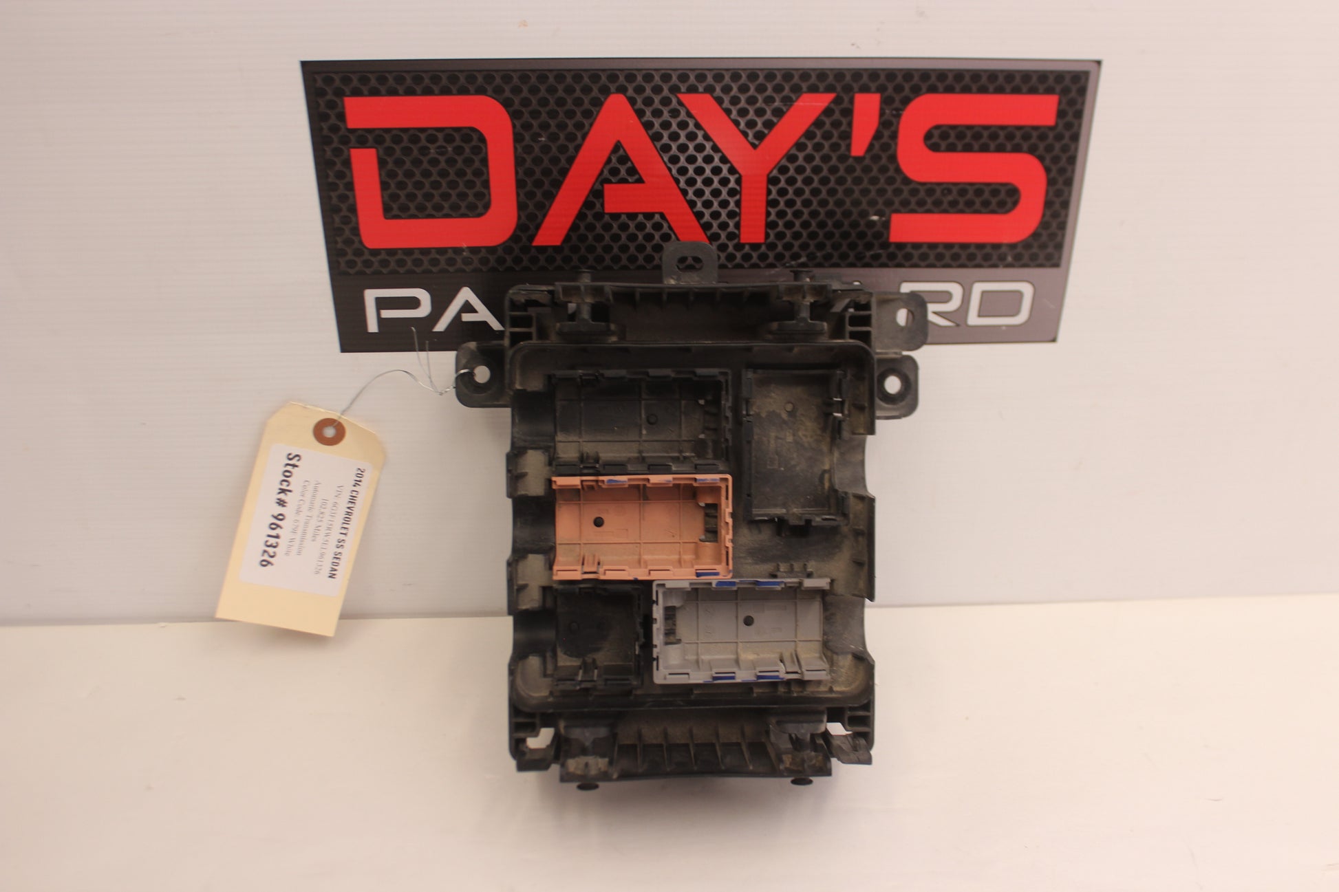 2014 Chevrolet SS Sedan Fuse Panel Retainer Block OEM - Day's Parts Yard