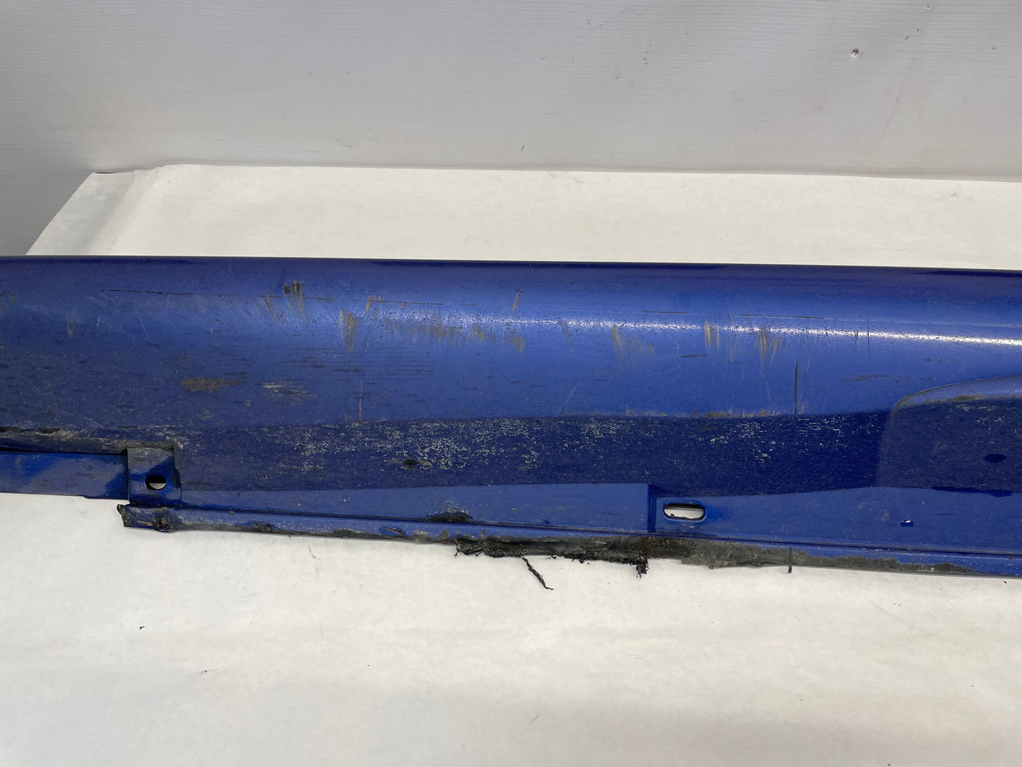 2006 Pontiac GTO LH Driver Rocker Molding Side Skirt Panel OEM - Day's Parts Yard