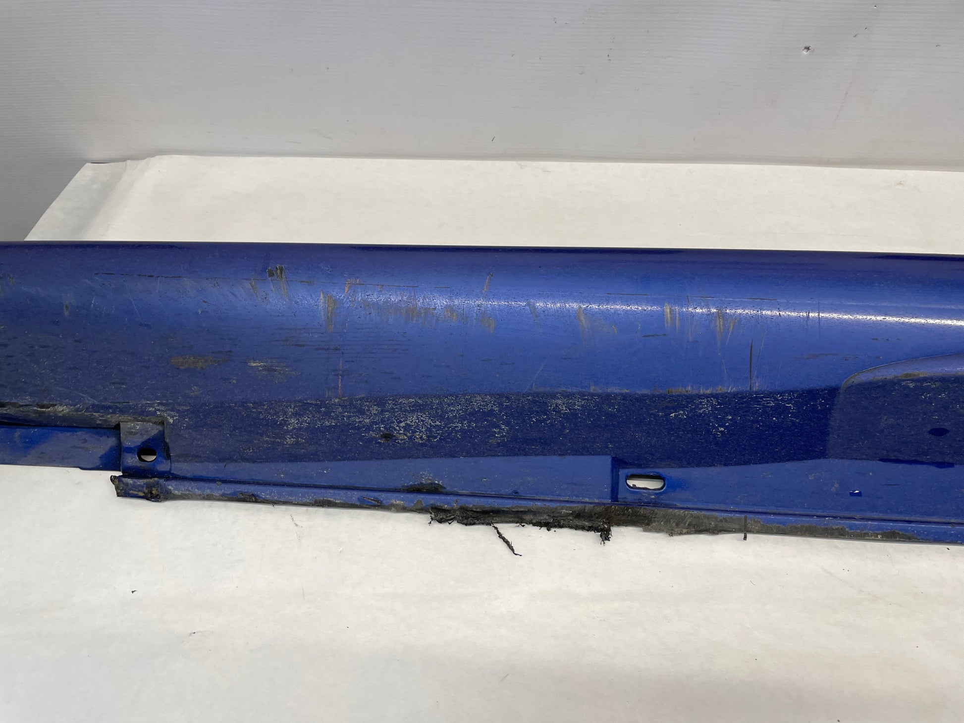 2006 Pontiac GTO LH Driver Rocker Molding Side Skirt Panel OEM - Day's Parts Yard