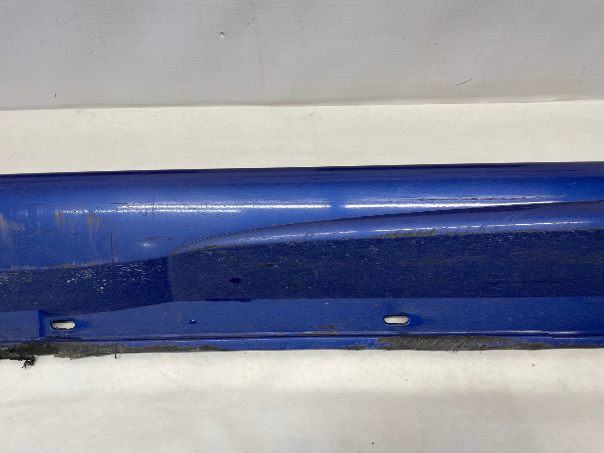 2006 Pontiac GTO LH Driver Rocker Molding Side Skirt Panel OEM - Day's Parts Yard