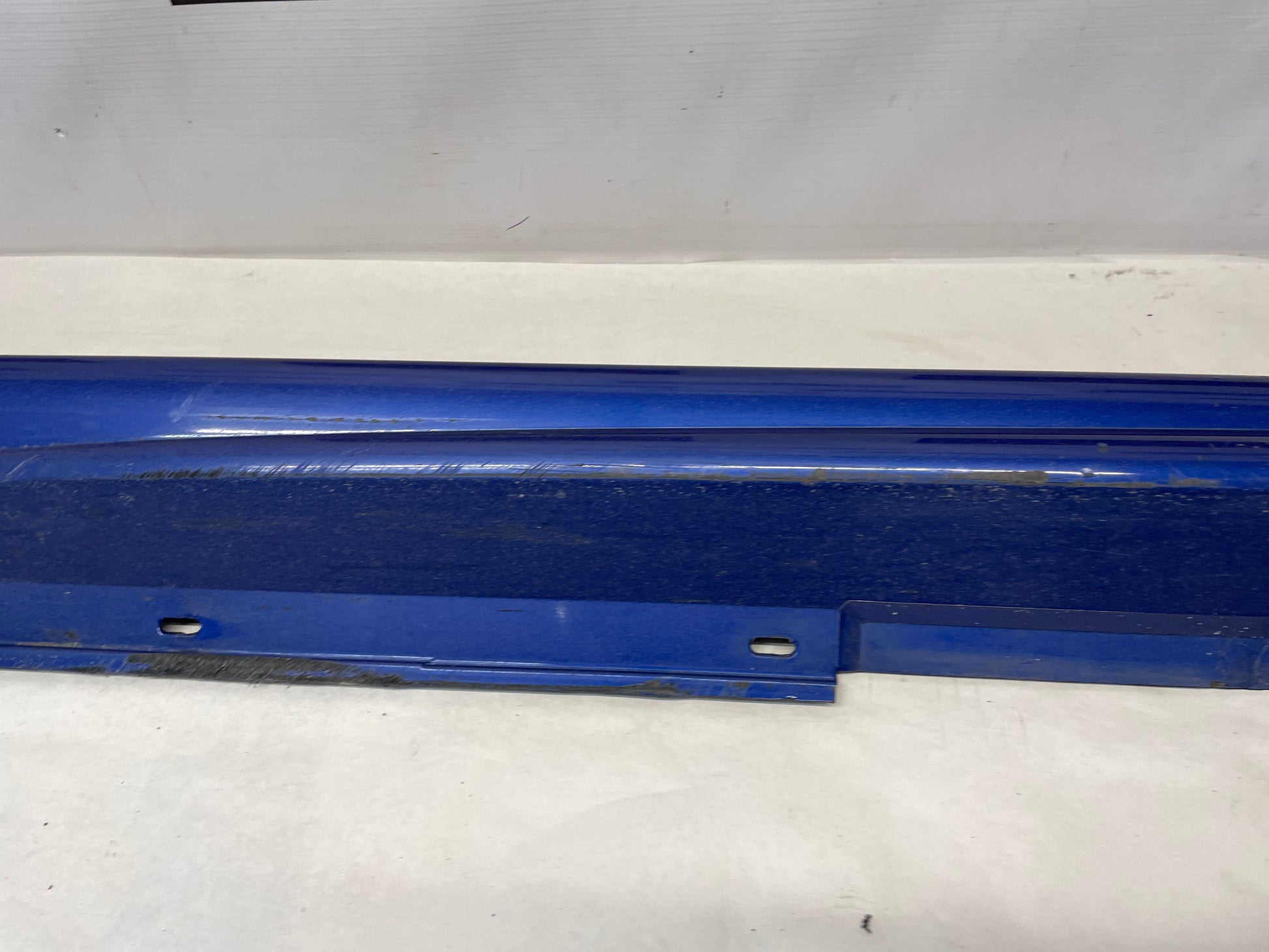 2006 Pontiac GTO LH Driver Rocker Molding Side Skirt Panel OEM - Day's Parts Yard