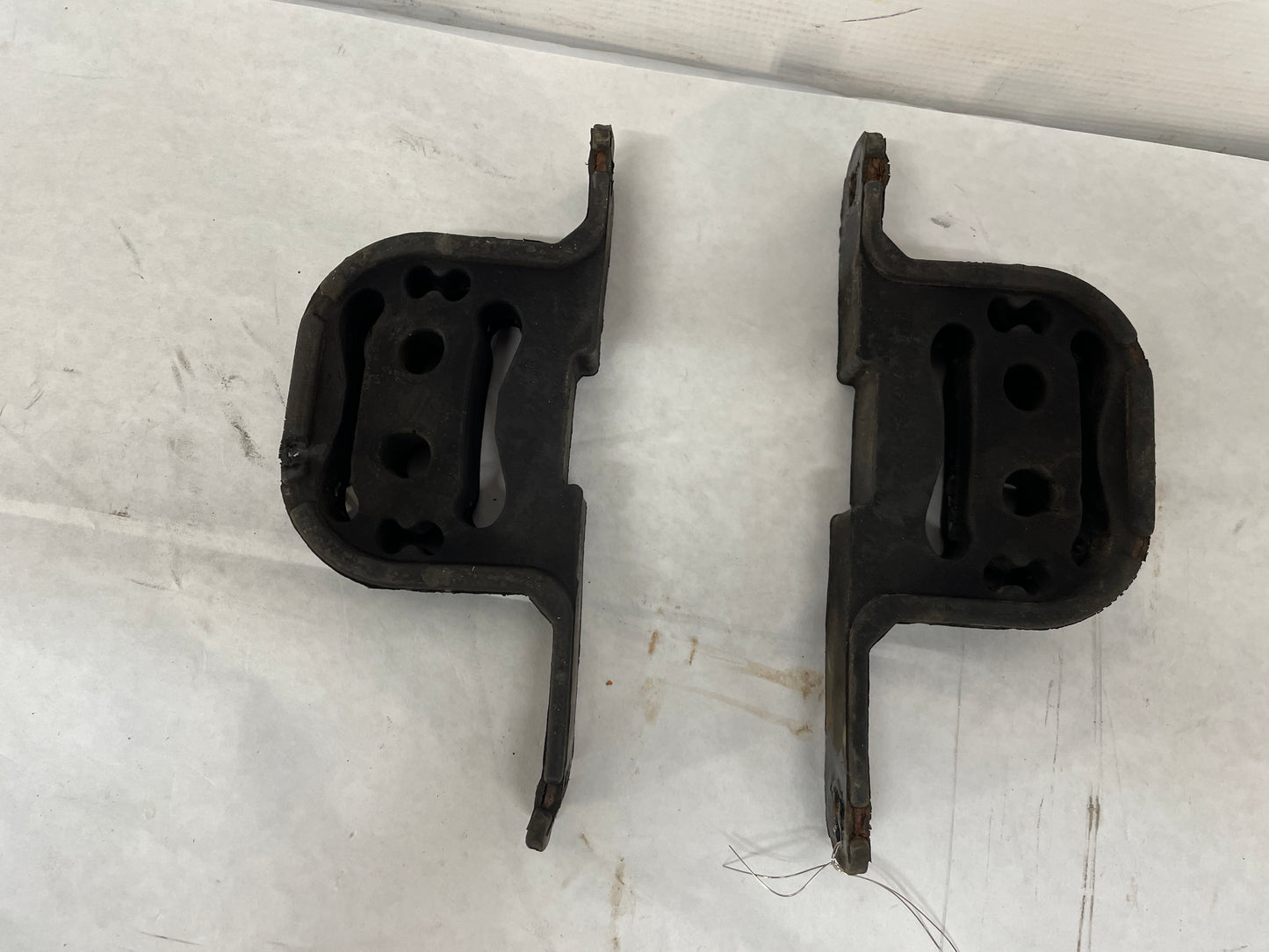 2009 Pontiac G8 GT Exhaust Muffler Hanger Bracket OEM