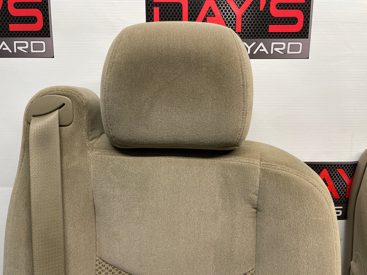2004 Chevy Silverado 2500HD Bucket Seats w/ Center Console Jump Tan Cloth OEM