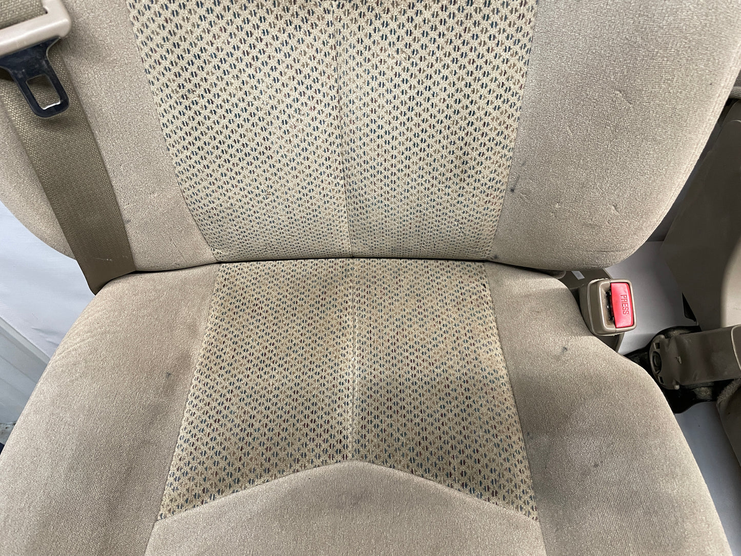 2004 Chevy Silverado 2500HD Bucket Seats w/ Center Console Jump Tan Cloth OEM