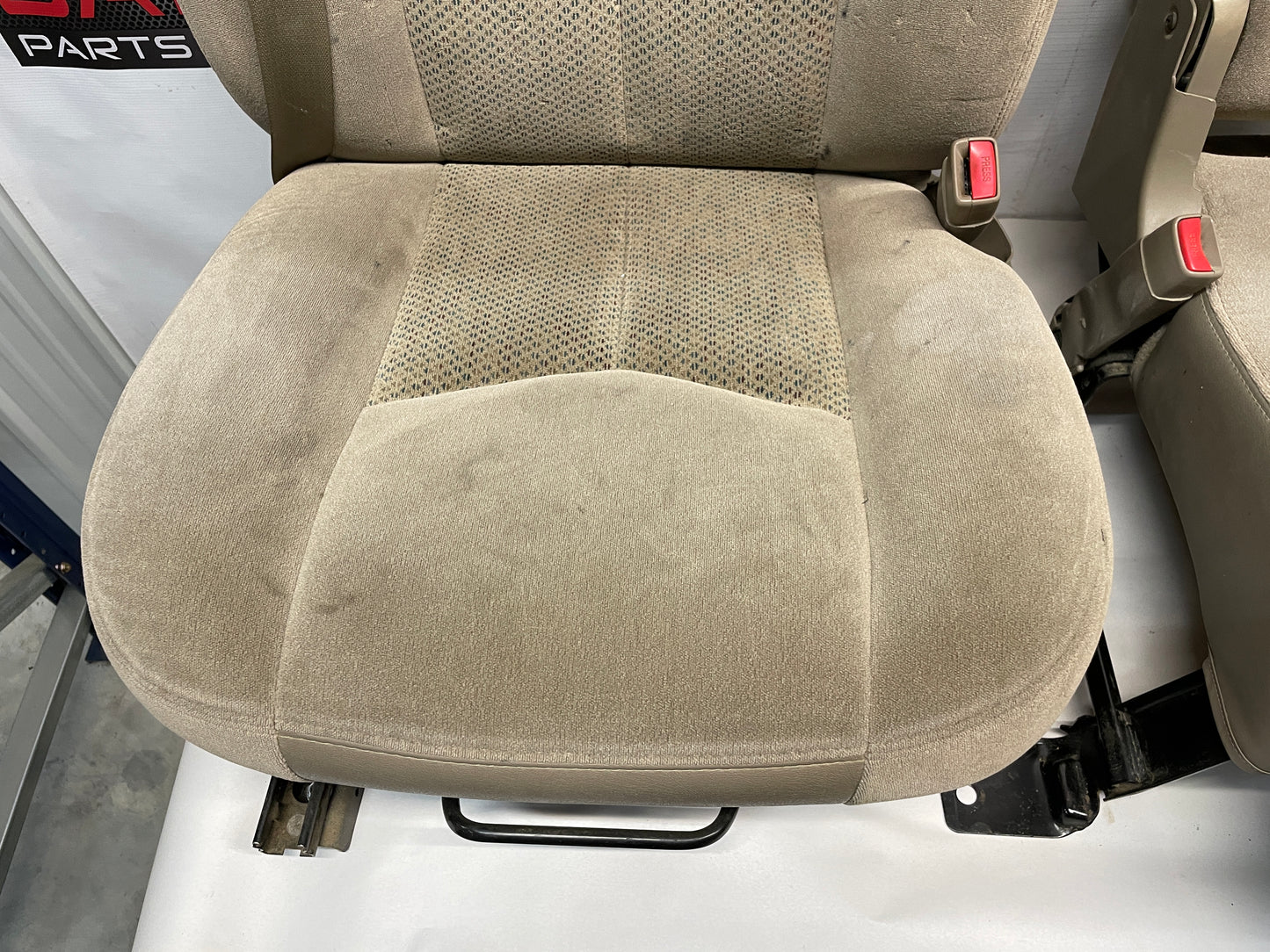 2004 Chevy Silverado 2500HD Bucket Seats w/ Center Console Jump Tan Cloth OEM