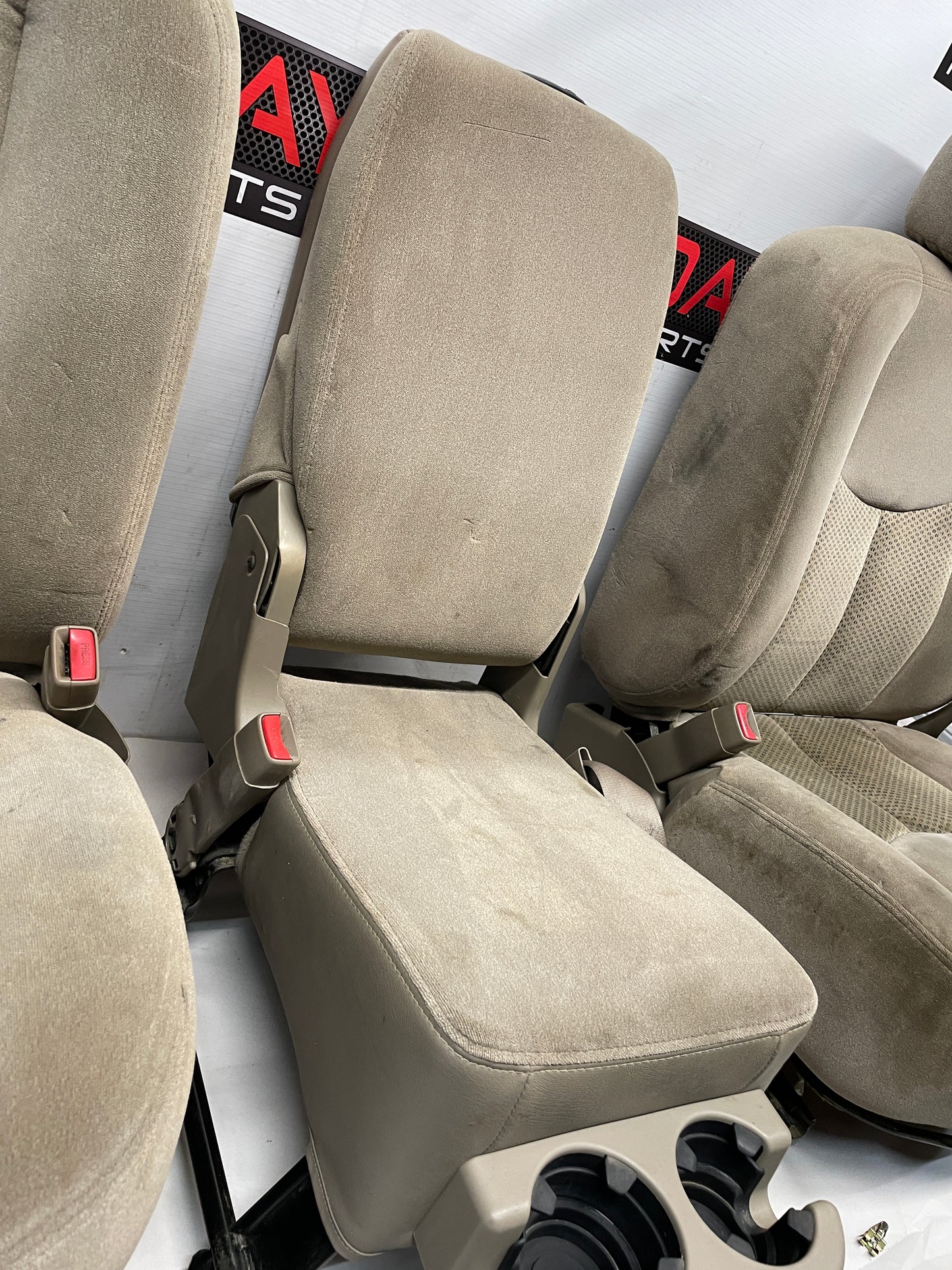 2004 Chevy Silverado 2500HD Bucket Seats w/ Center Console Jump Tan Cloth OEM