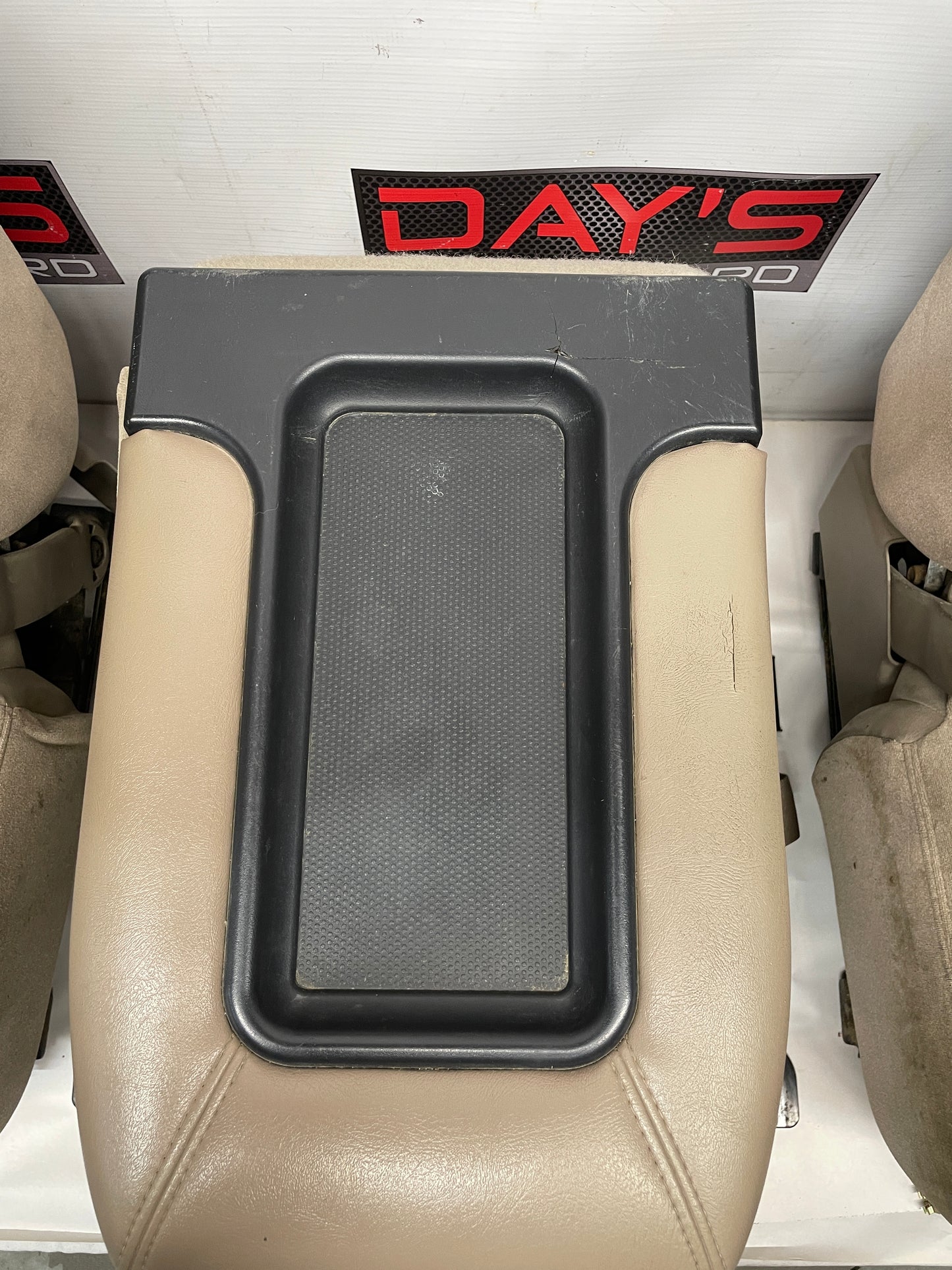2004 Chevy Silverado 2500HD Bucket Seats w/ Center Console Jump Tan Cloth OEM