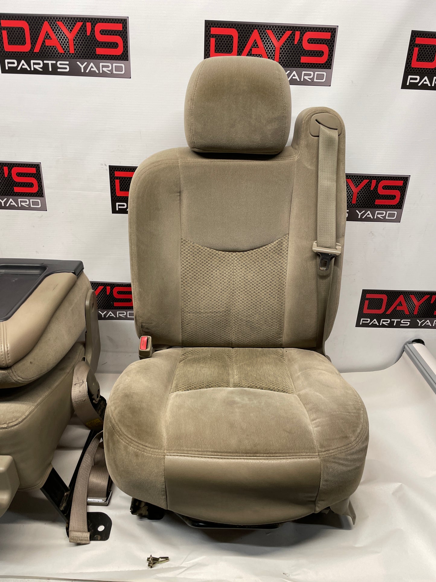 2004 Chevy Silverado 2500HD Bucket Seats w/ Center Console Jump Tan Cloth OEM