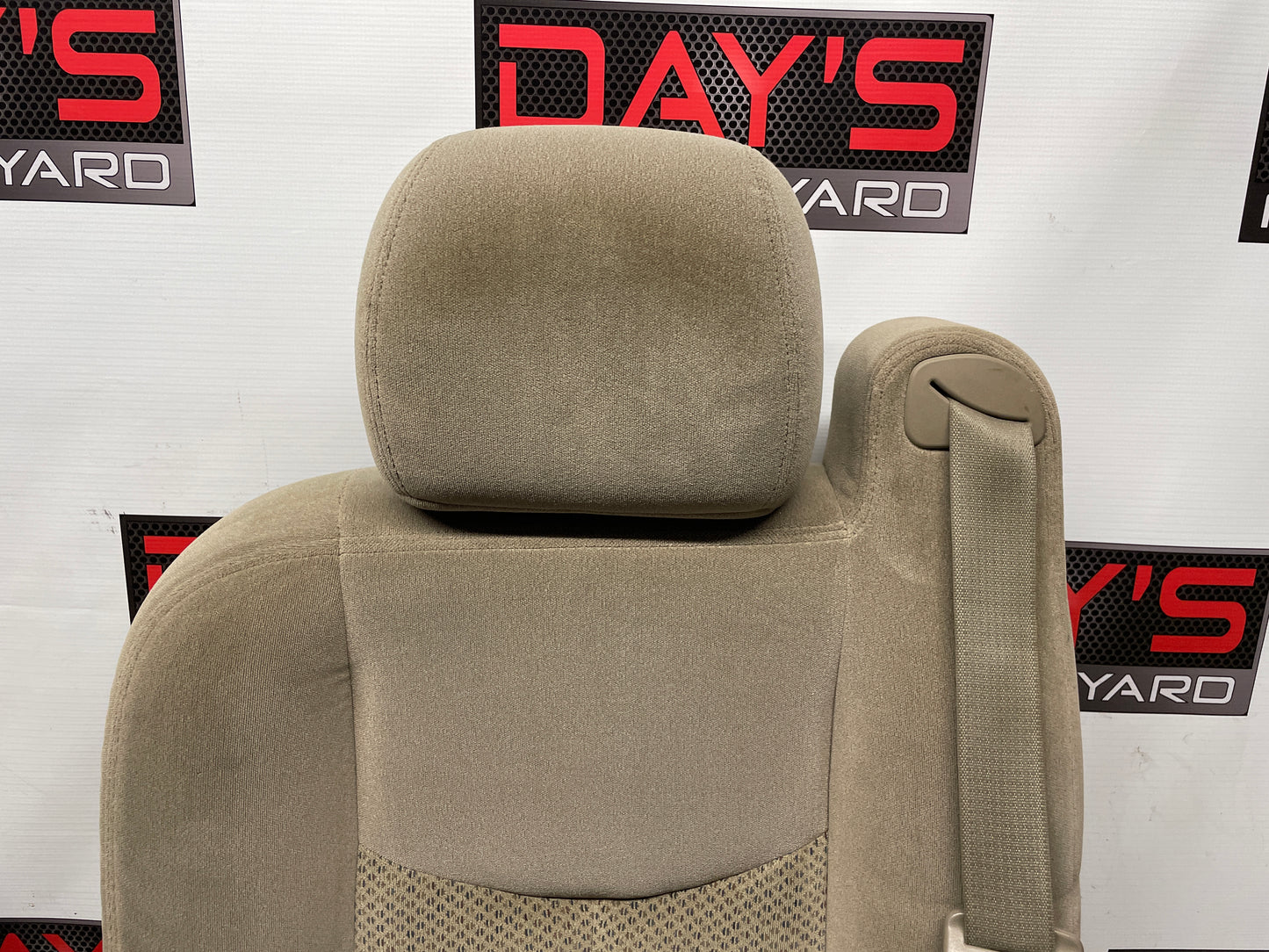 2004 Chevy Silverado 2500HD Bucket Seats w/ Center Console Jump Tan Cloth OEM