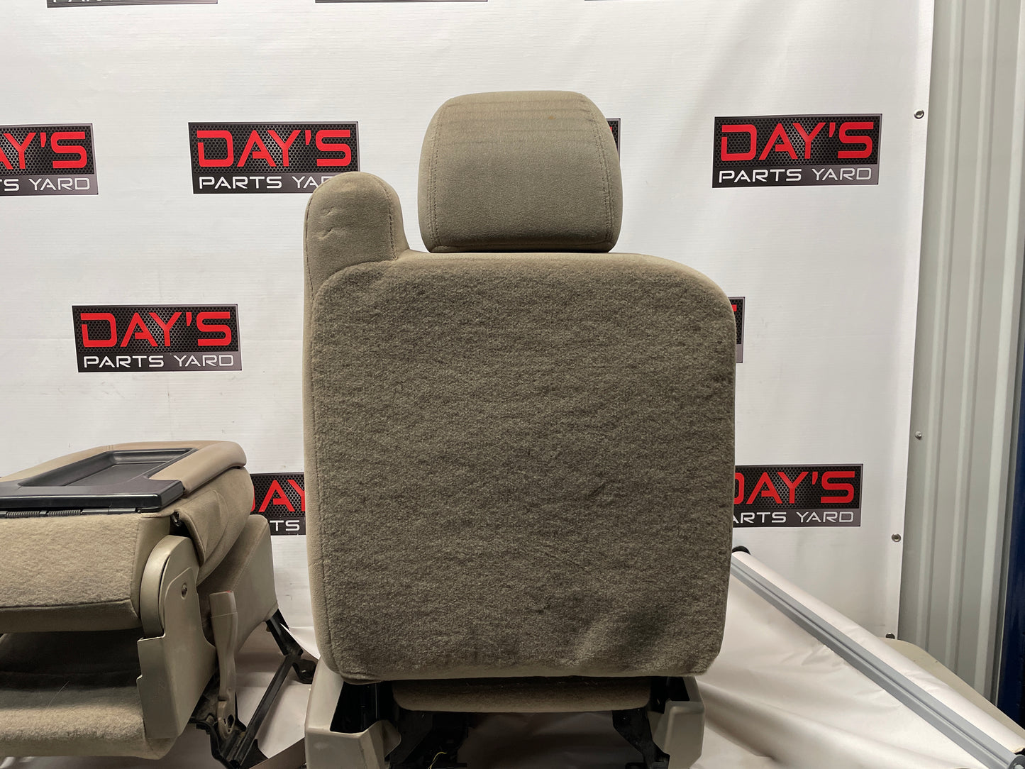 2004 Chevy Silverado 2500HD Bucket Seats w/ Center Console Jump Tan Cloth OEM