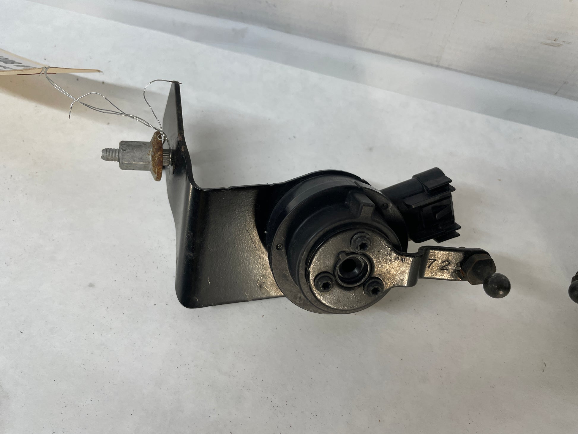 2013 Chevy Camaro ZL1 RH & LH Rear Ride Height Head Lamp Light Level Sensor OEM - Day's Parts Yard