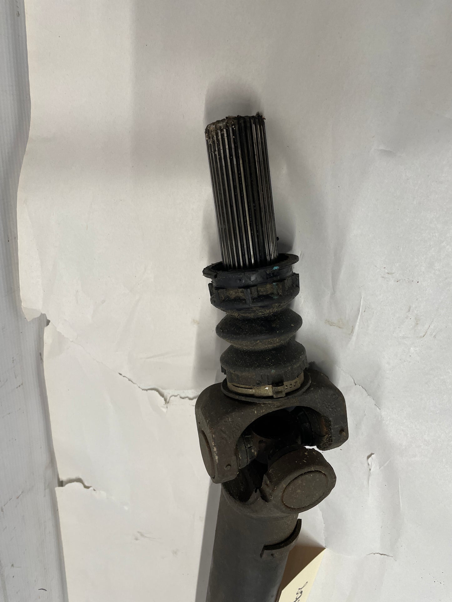 2004 Chevy Silverado 2500HD 4x4 Front Drive Prop Shaft Driveshaft Assembly OEM - Day's Parts Yard