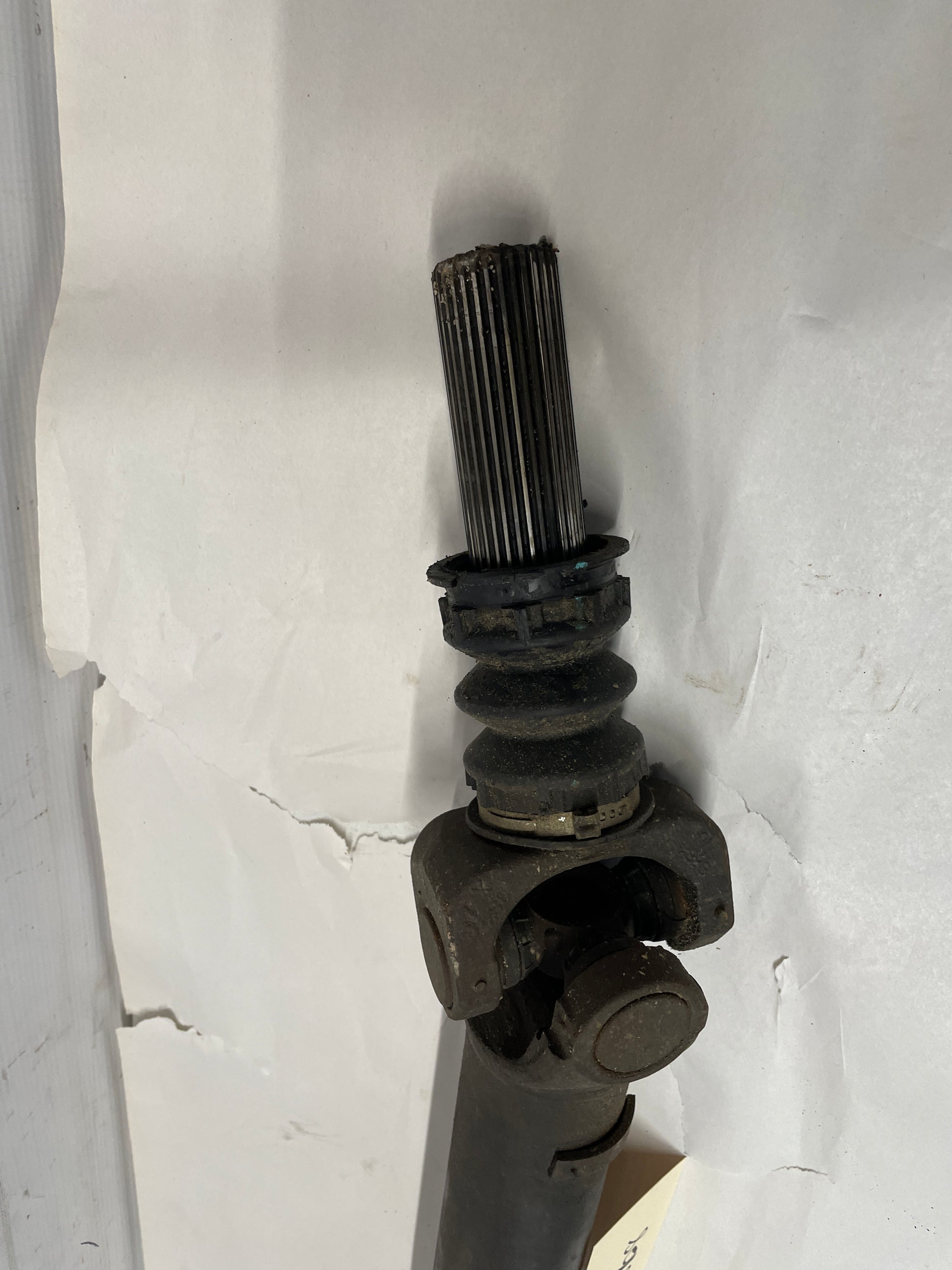 2004 Chevy Silverado 2500HD 4x4 Front Drive Prop Shaft Driveshaft Assembly OEM - Day's Parts Yard
