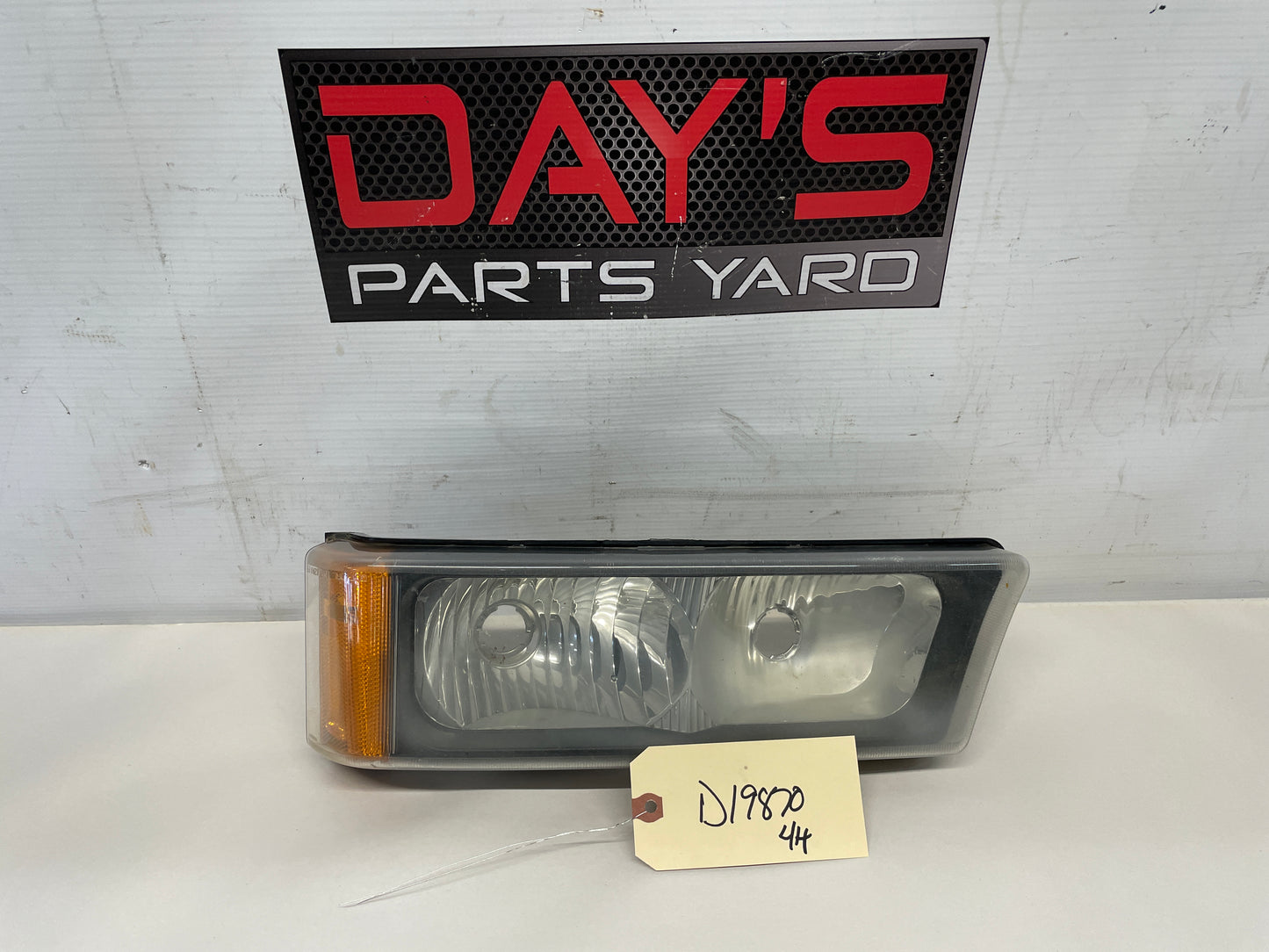2004 Chevy Silverado 2500HD LH Driver Side Headlight OEM - Day's Parts Yard