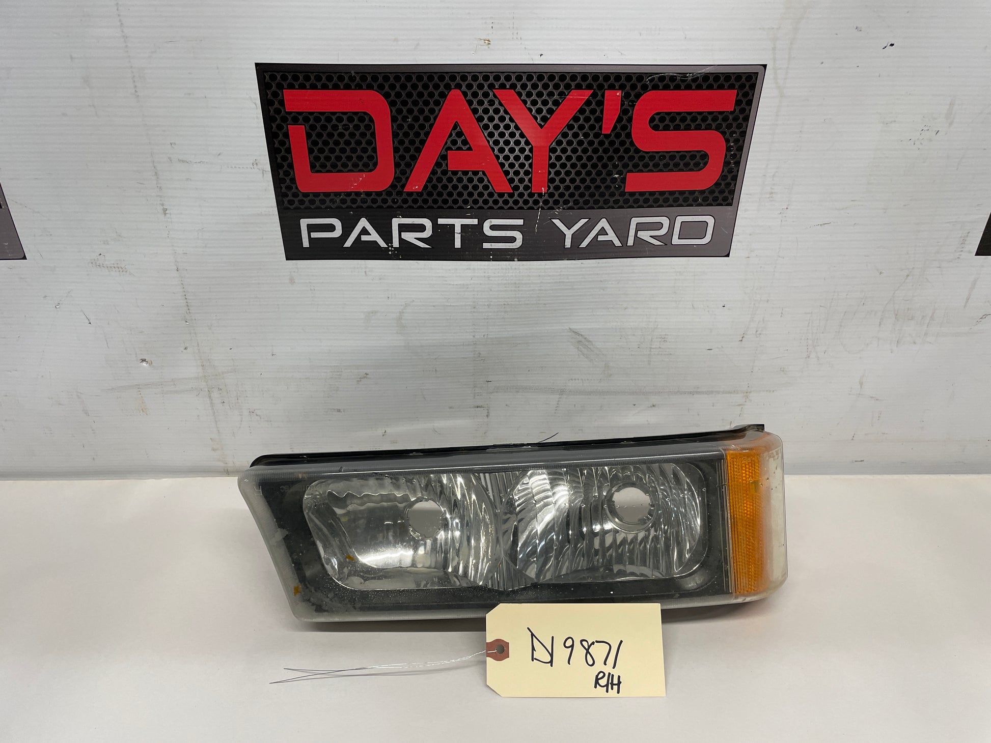 2004 Chevy Silverado 2500HD RH Passenger Side Headlight OEM - Day's Parts Yard