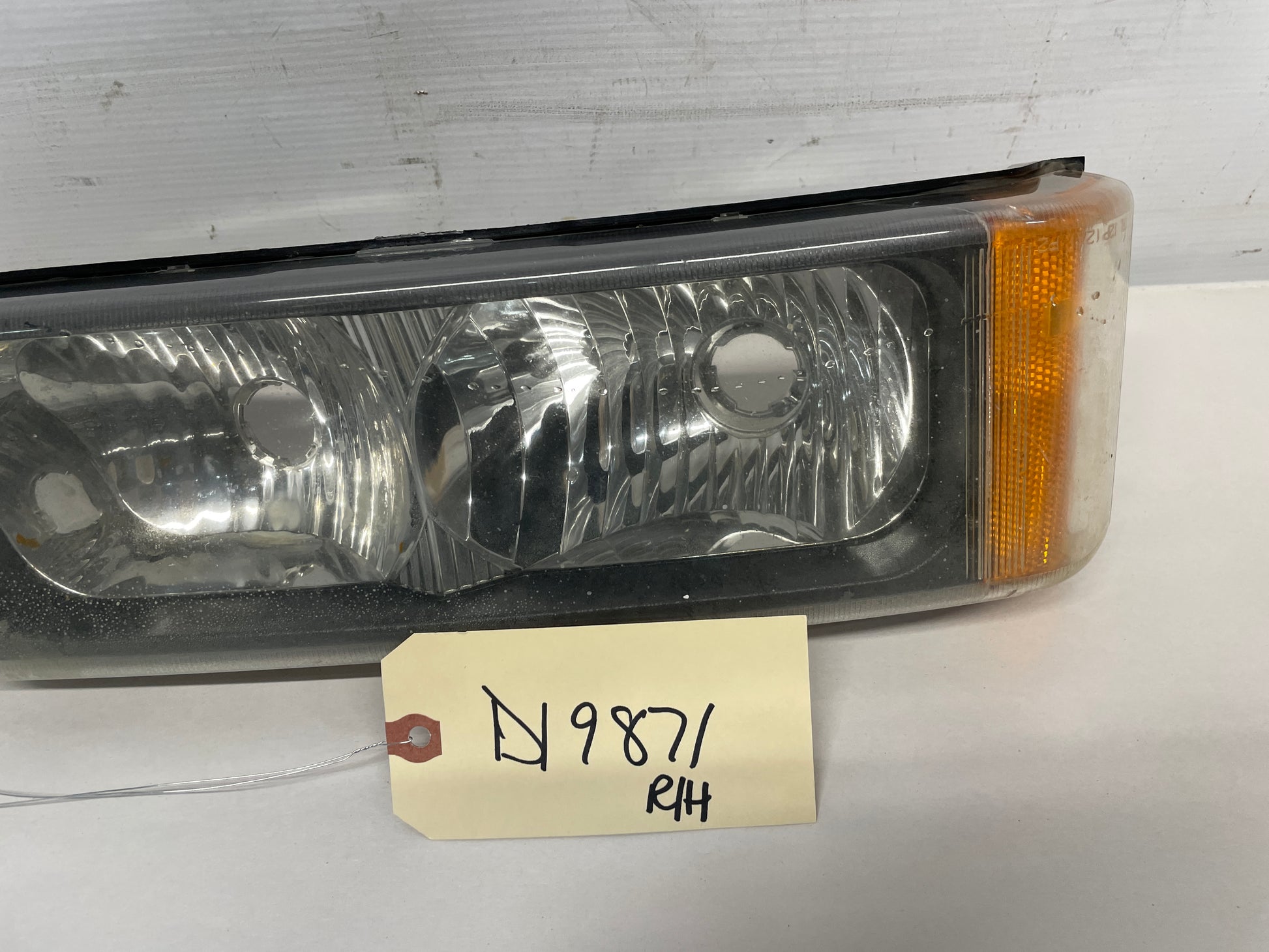 2004 Chevy Silverado 2500HD RH Passenger Side Headlight OEM - Day's Parts Yard