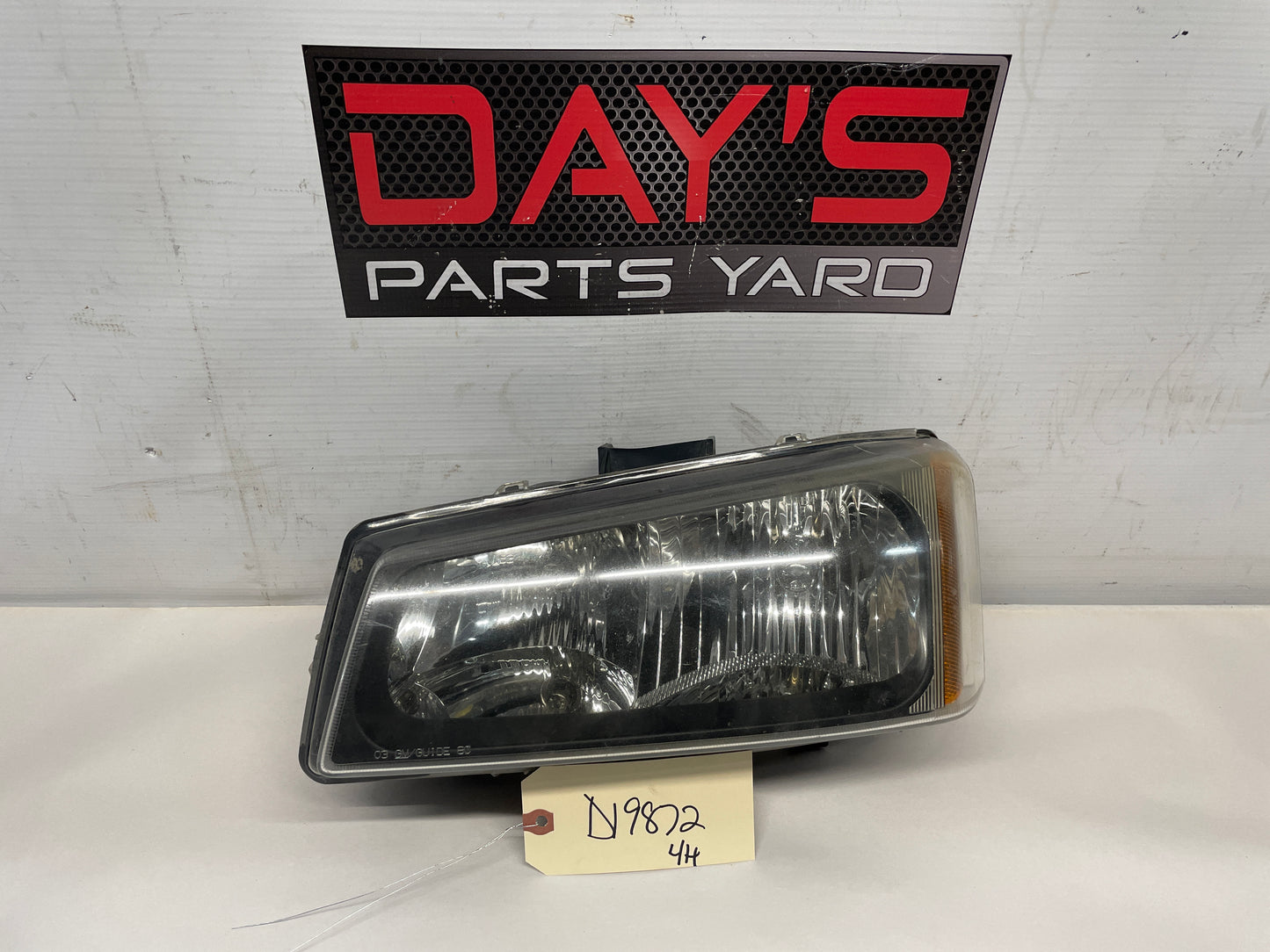 2004 Chevy Silverado 2500HD LH Driver Side Headlight OEM - Day's Parts Yard
