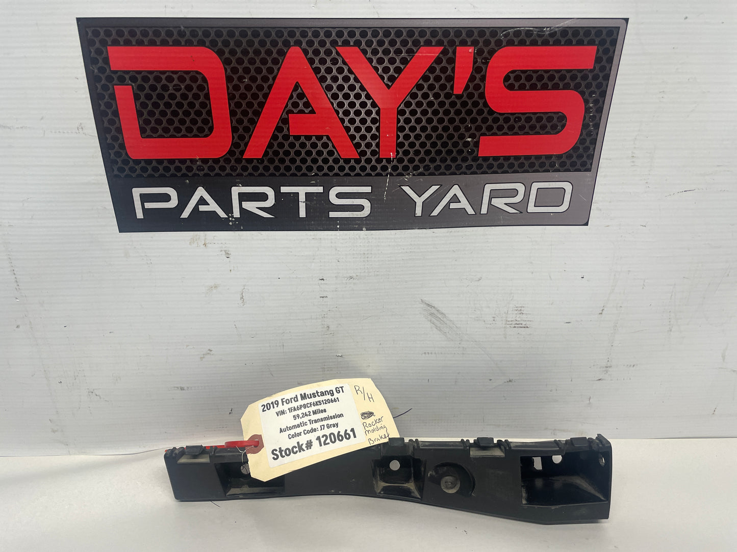 2019 Ford Mustang GT RH Passenger Fender Rocker Molding Mount Bracket OEM
