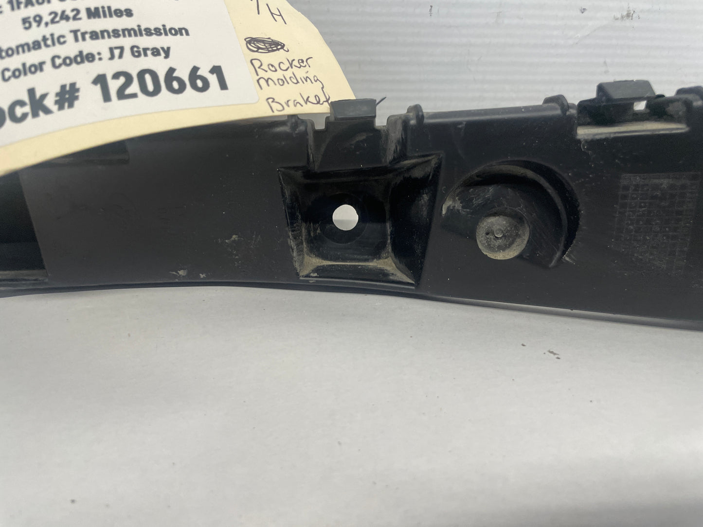 2019 Ford Mustang GT RH Passenger Fender Rocker Molding Mount Bracket OEM