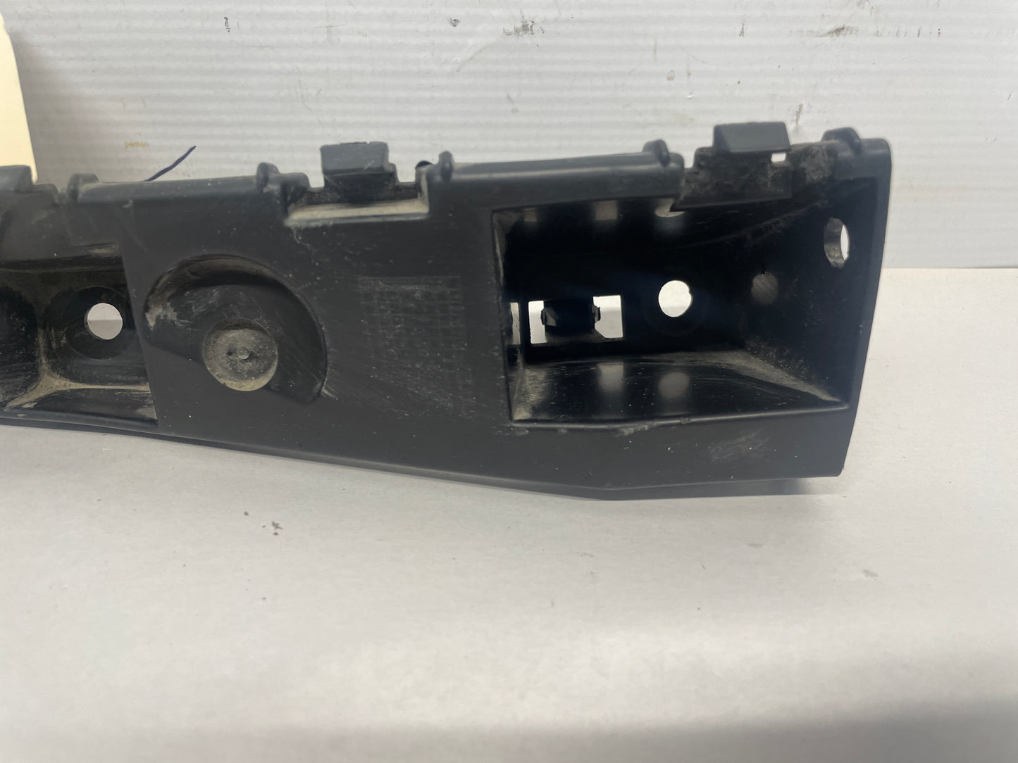 2019 Ford Mustang GT RH Passenger Fender Rocker Molding Mount Bracket OEM