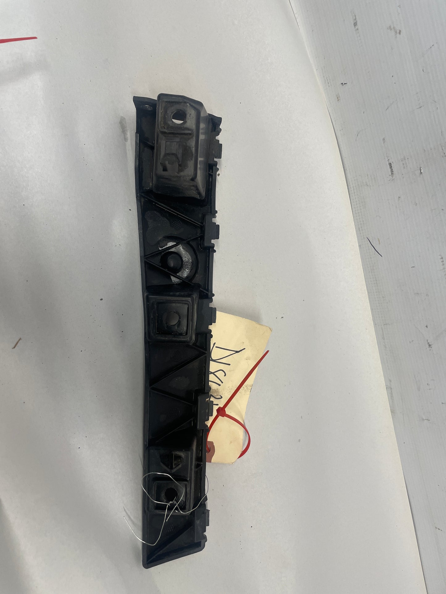 2019 Ford Mustang GT RH Passenger Fender Rocker Molding Mount Bracket OEM